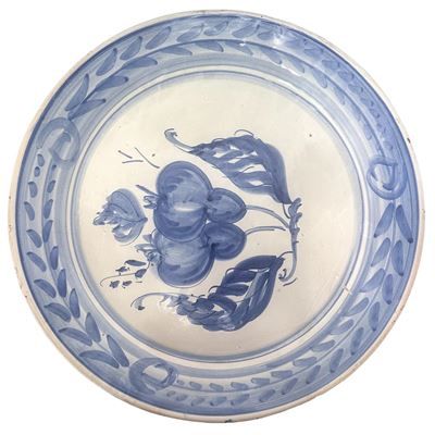 Piatto in Maiolica di Santo Stefano di Camastra nei Toni del Blu con Raffigurazione di Frutti