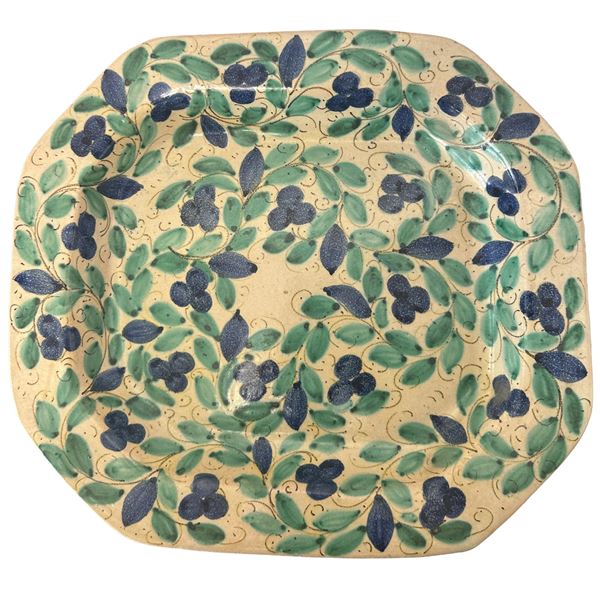 Piatto ottagonale in maiolica policroma decorata a foglie e fiori verde e blu