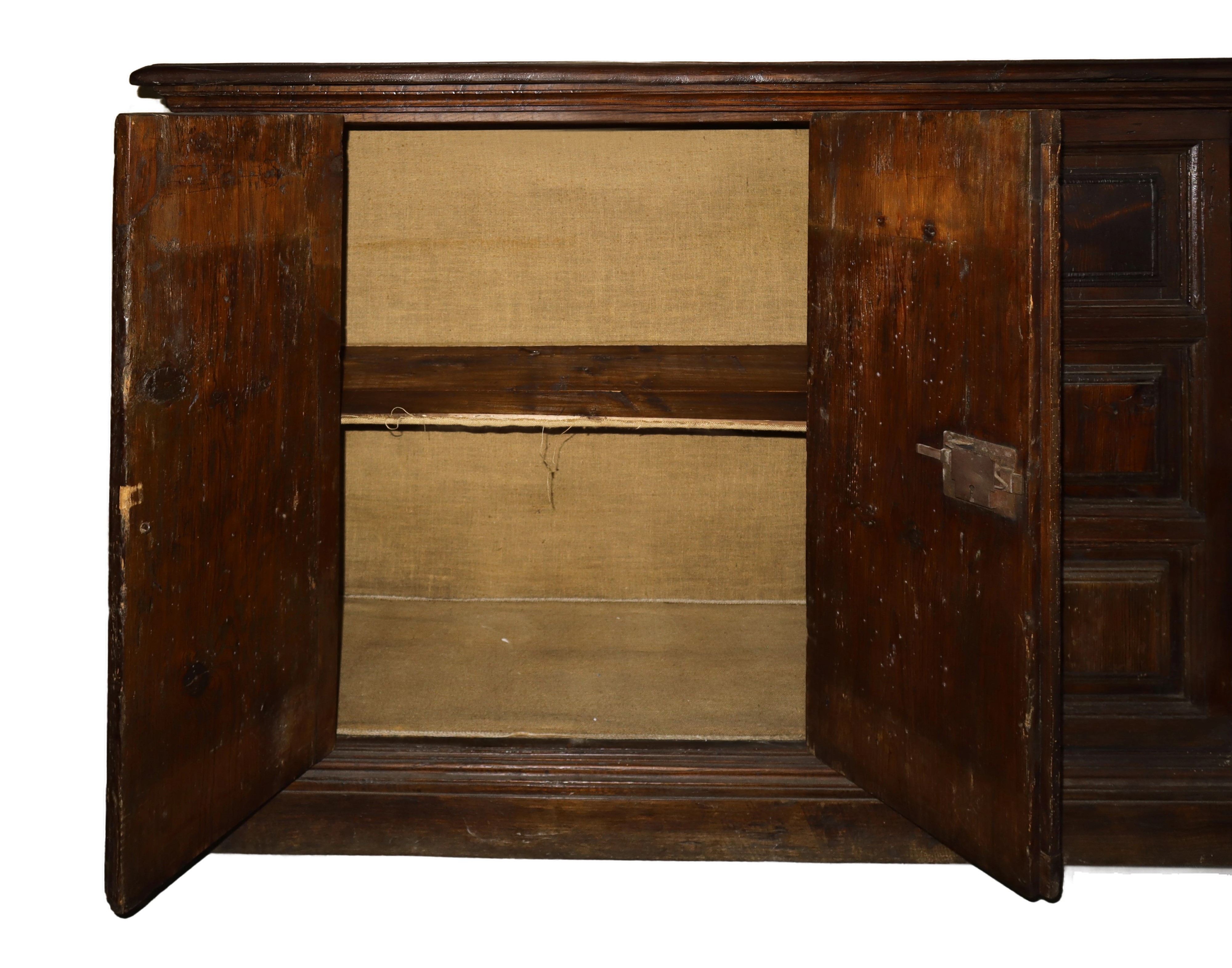 Mobile Credenza da Sagrestia Basso con Sportelli a Quadri in Legno