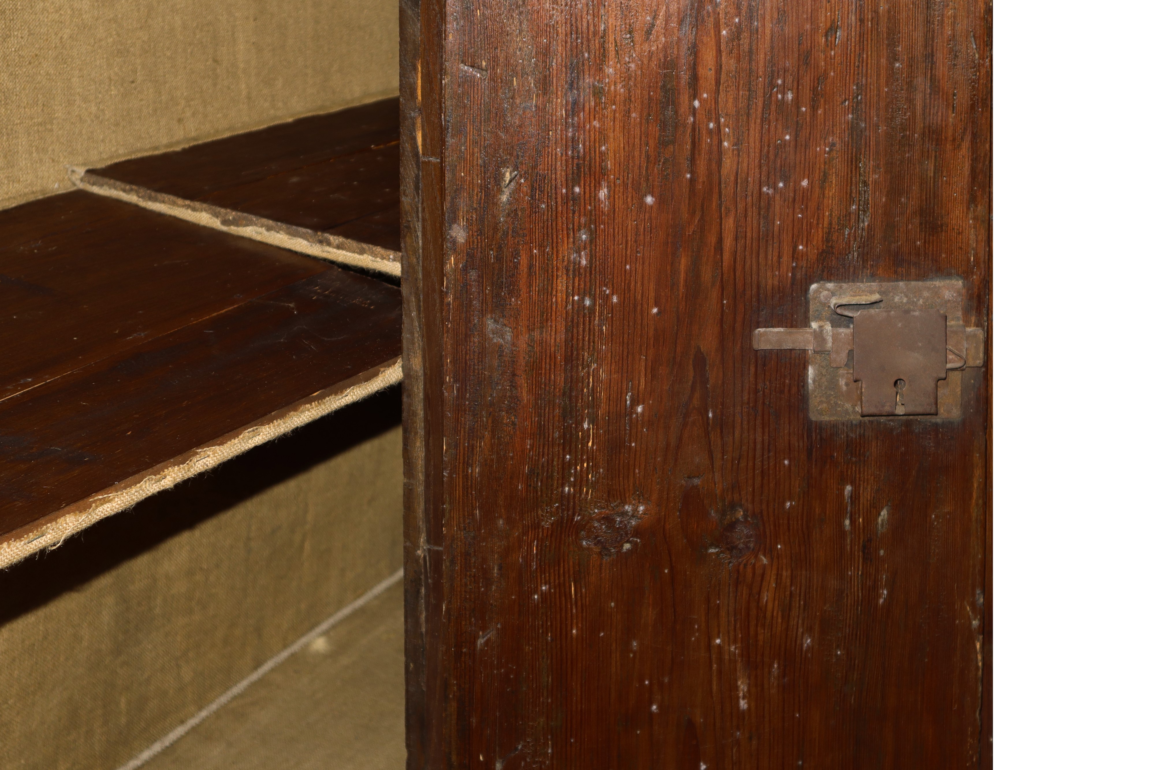 Mobile Credenza da Sagrestia Basso con Sportelli a Quadri in Legno
