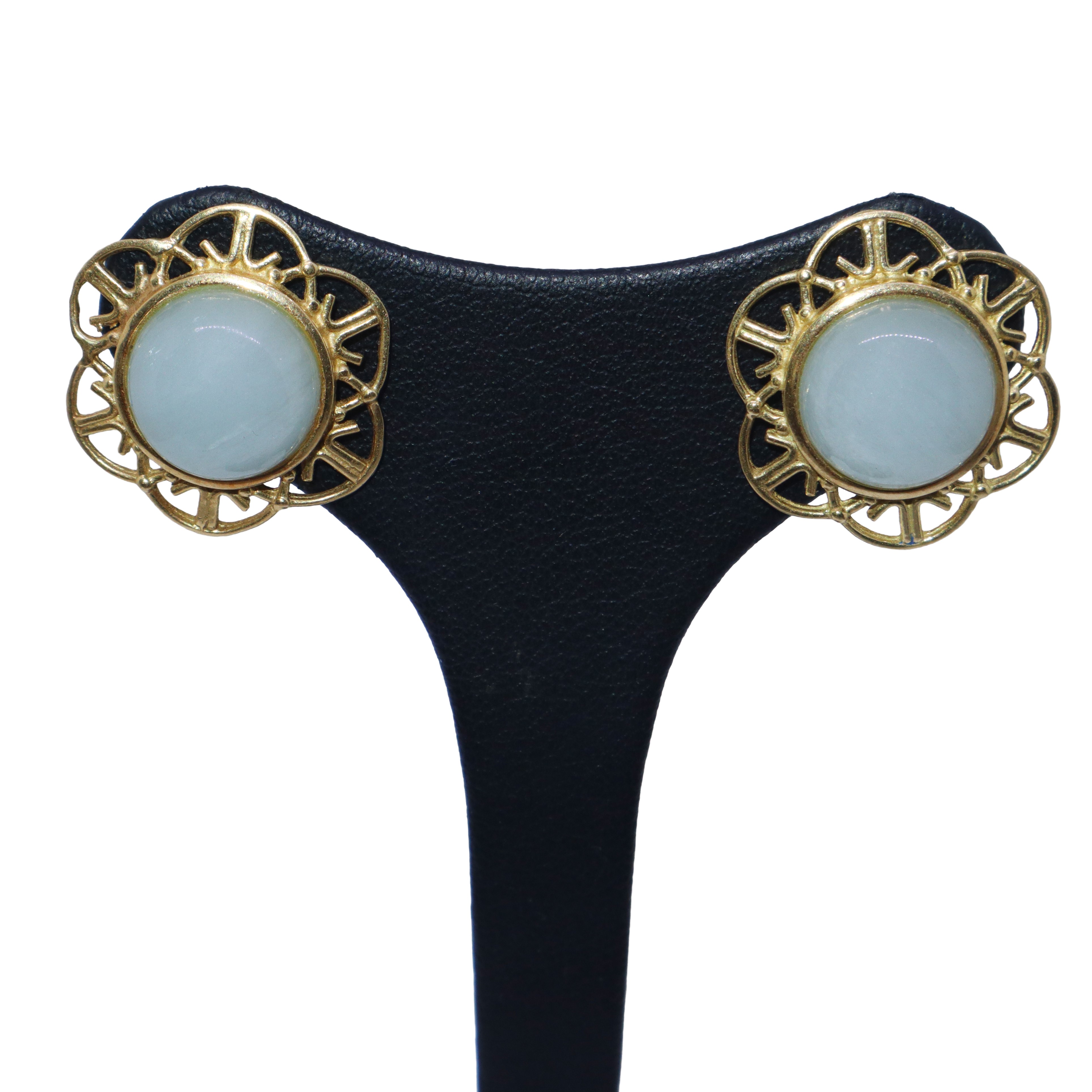 Orecchini in oro a clip a forma di fiore con pietra grigia centrale