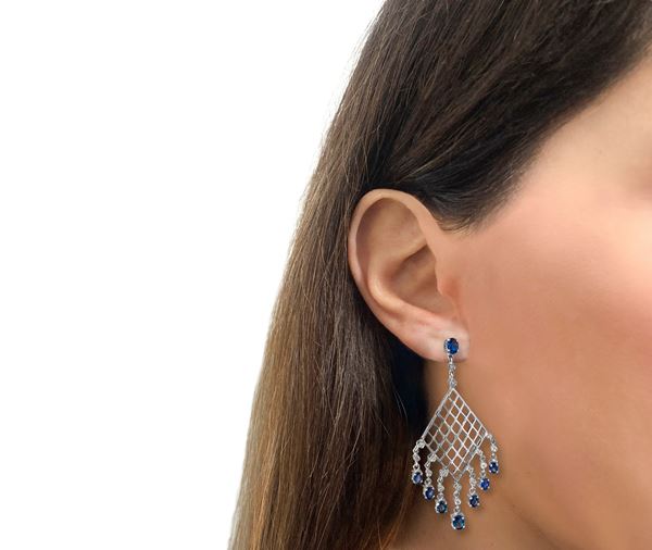 Diamond earrings with pendants in white gold and sapphires and diamond flakes 