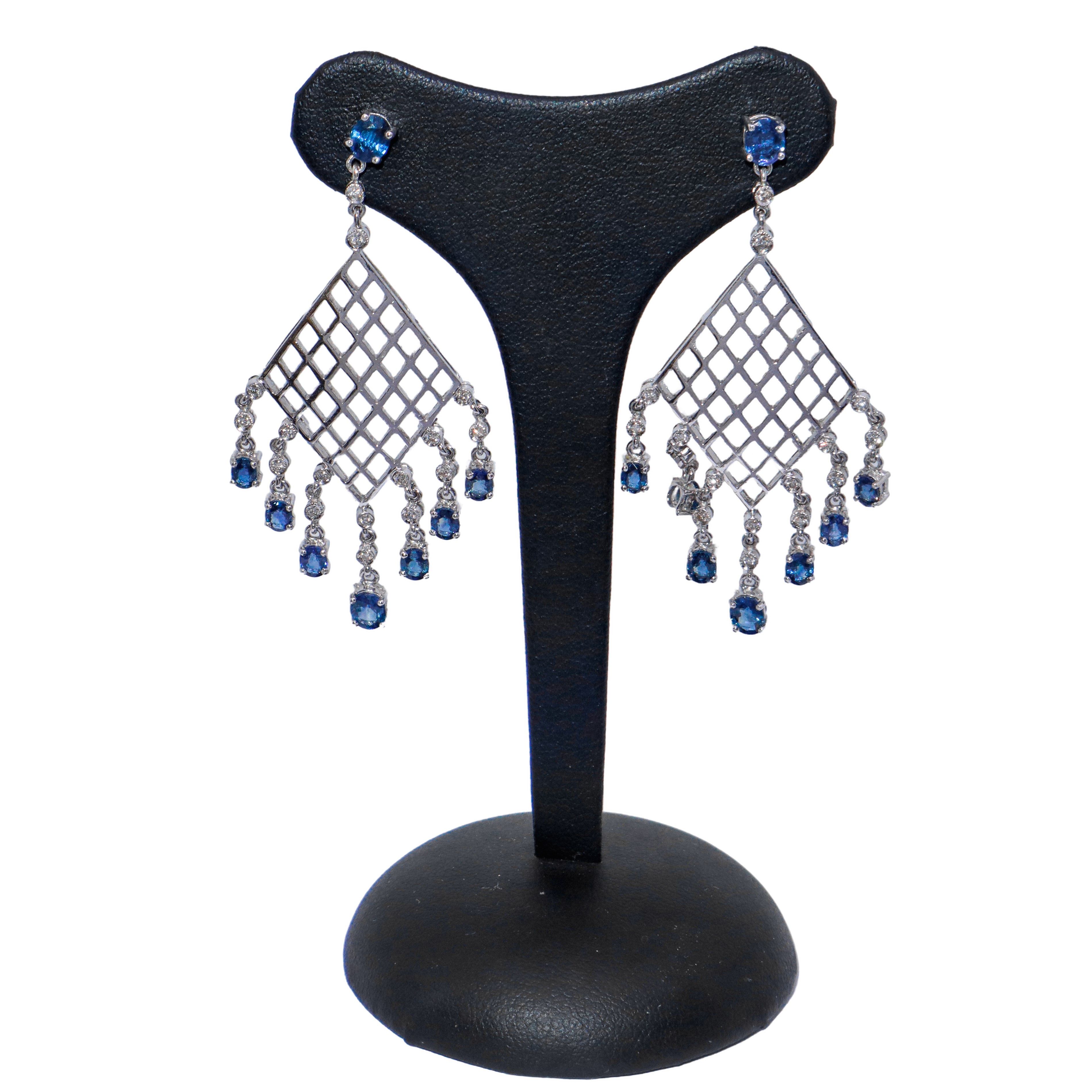 Orecchini a rombo con pendenti in oro bianco e zaffiri e scagliette di brillanti