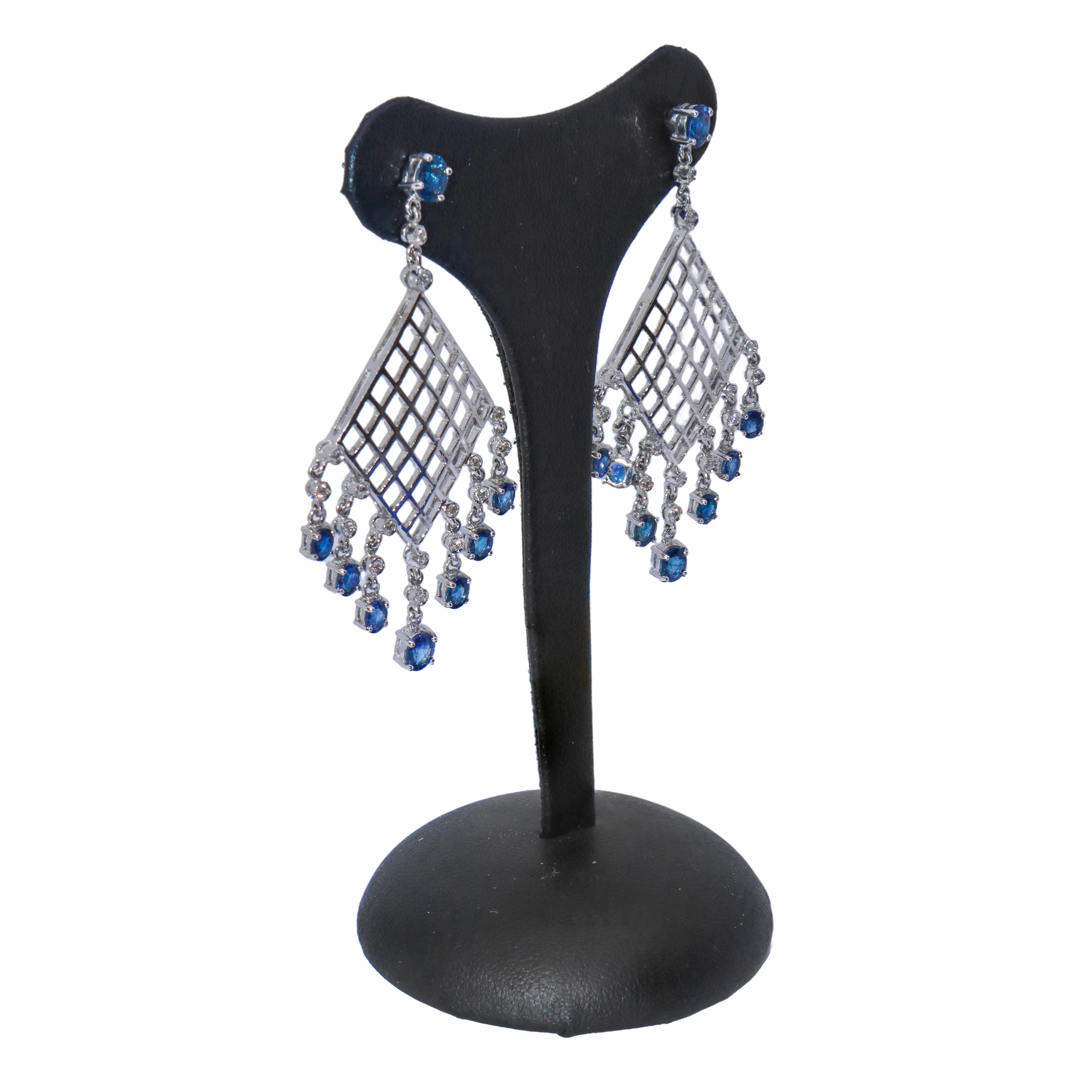 Orecchini a rombo con pendenti in oro bianco e zaffiri e scagliette di brillanti