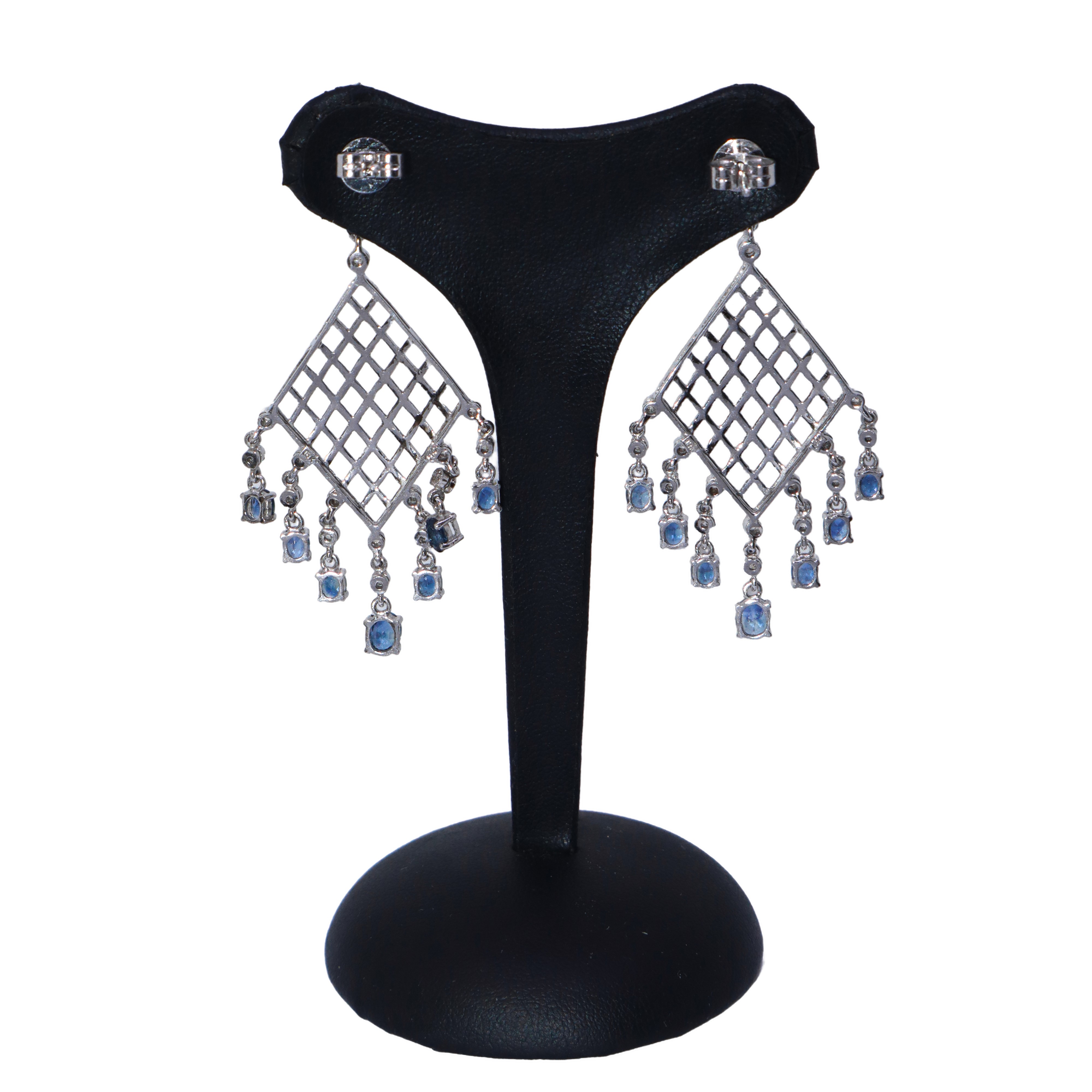 Orecchini a rombo con pendenti in oro bianco e zaffiri e scagliette di brillanti