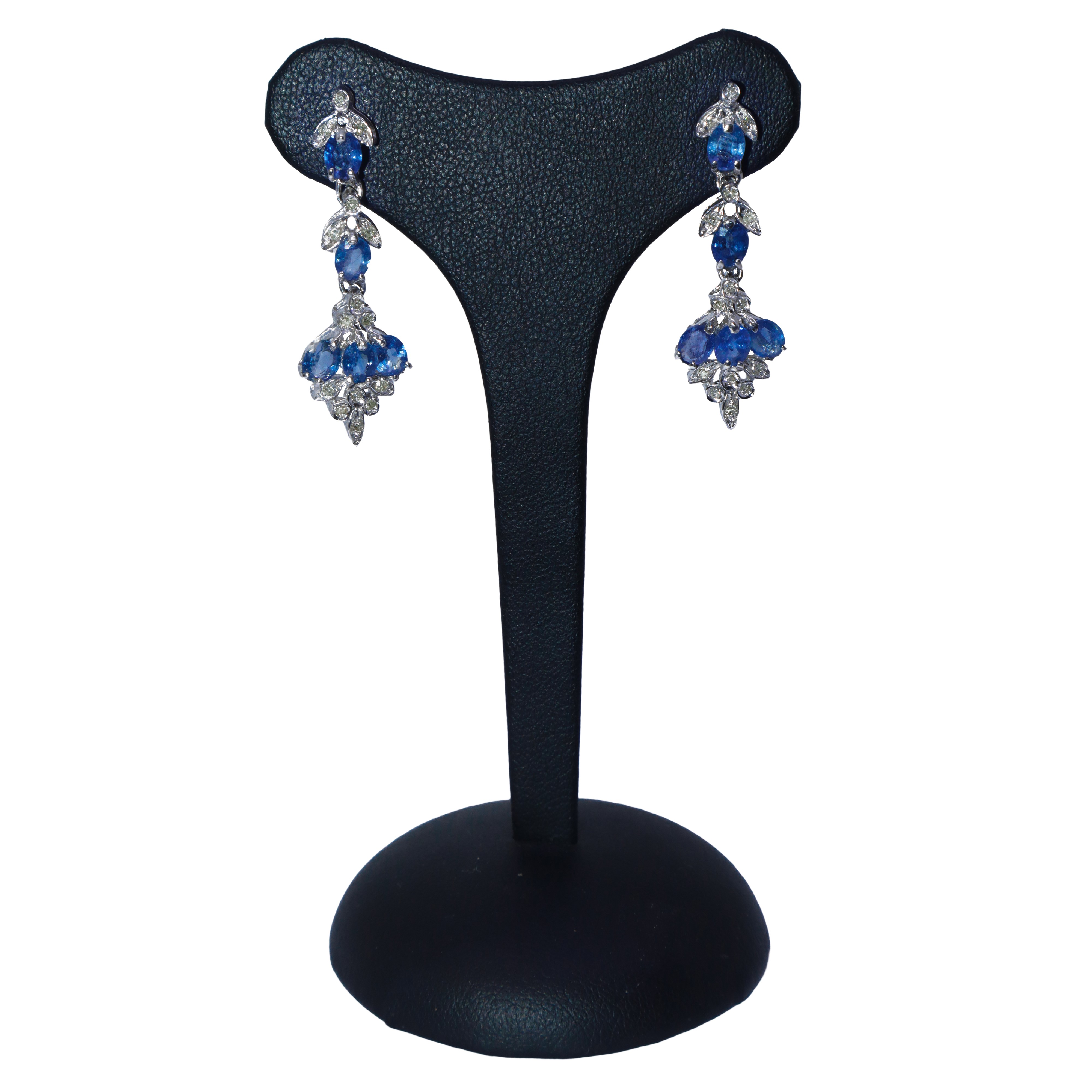 Orecchini pendenti in oro bianco e zaffiri con motivi a foglie