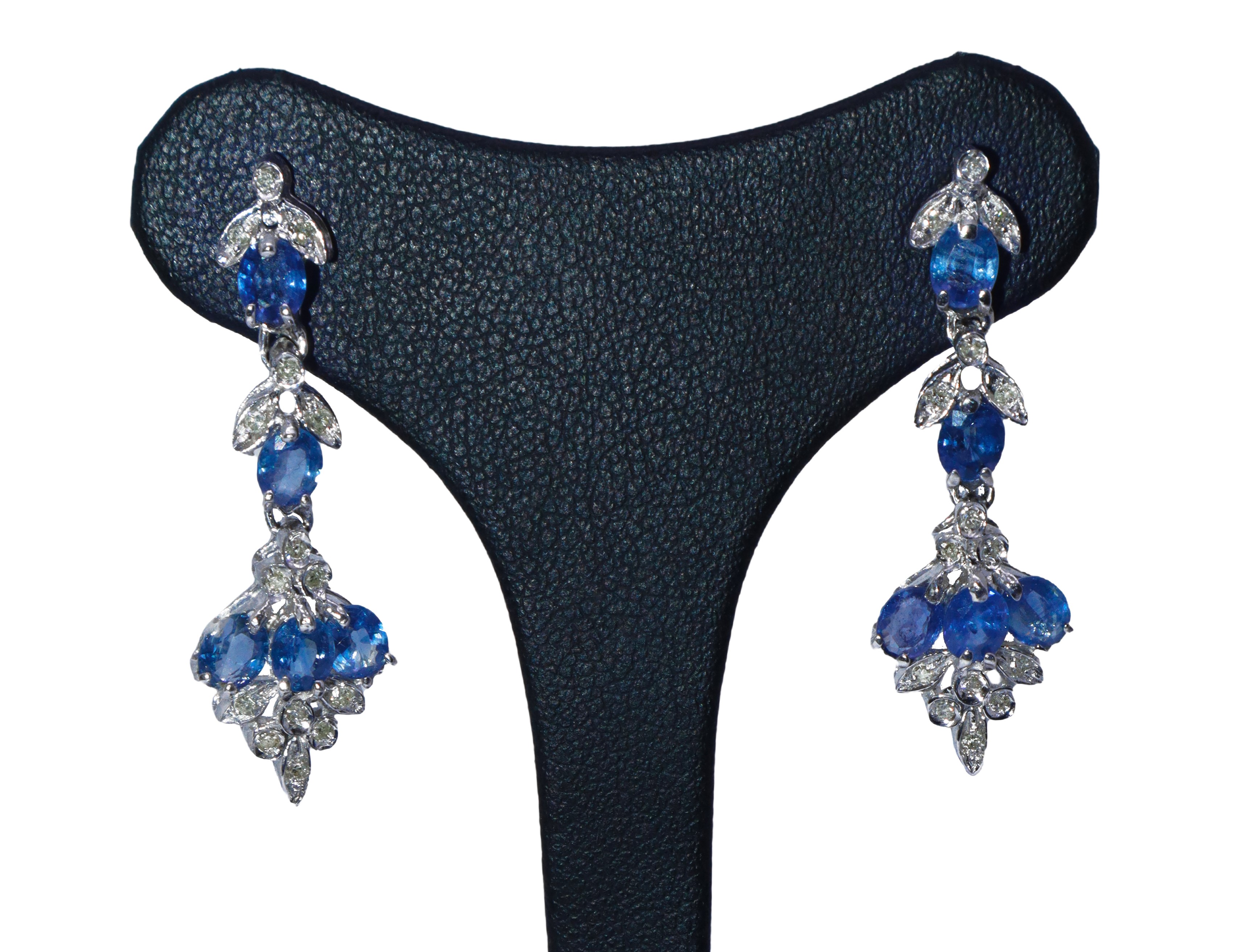 Orecchini pendenti in oro bianco e zaffiri con motivi a foglie