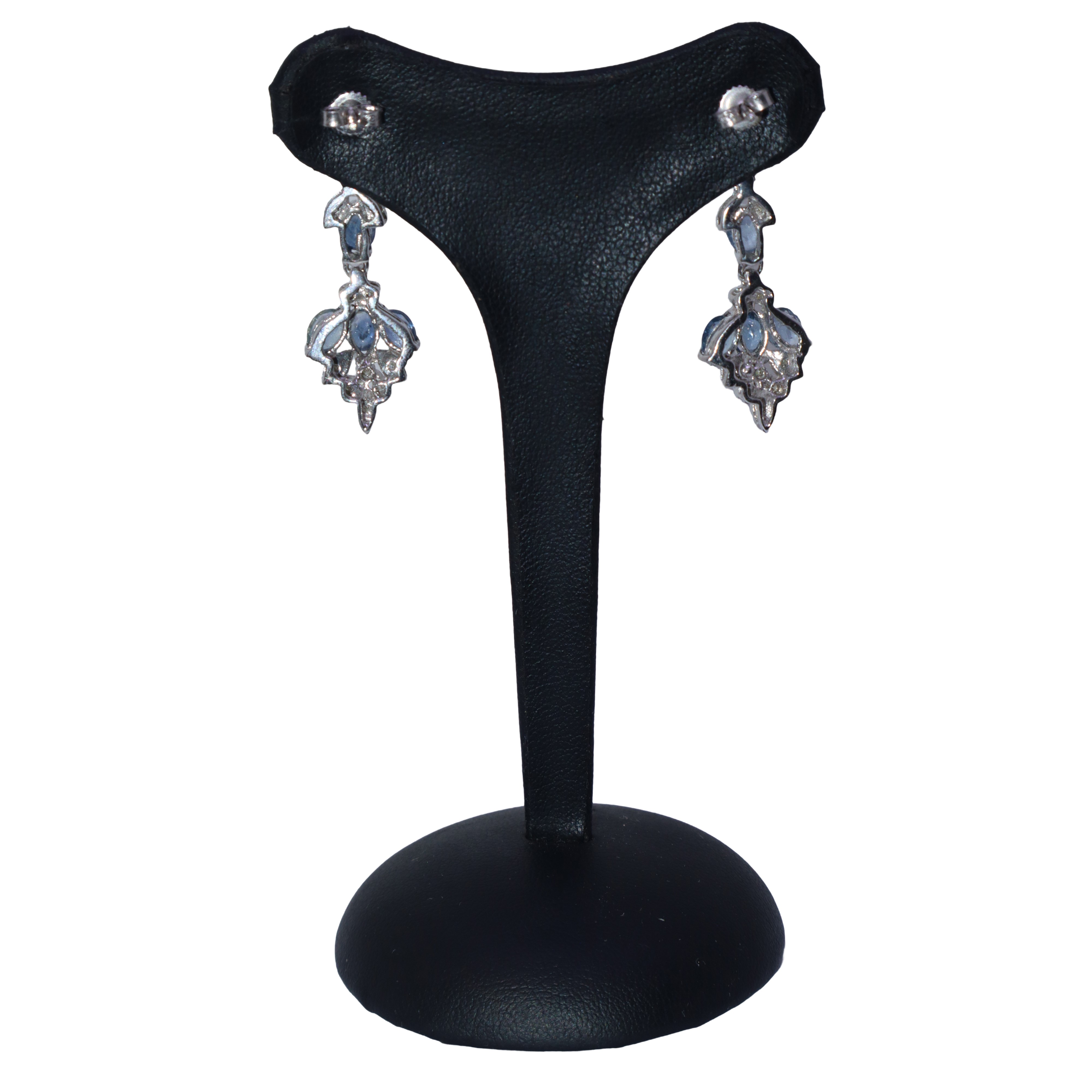 Orecchini pendenti in oro bianco e zaffiri con motivi a foglie