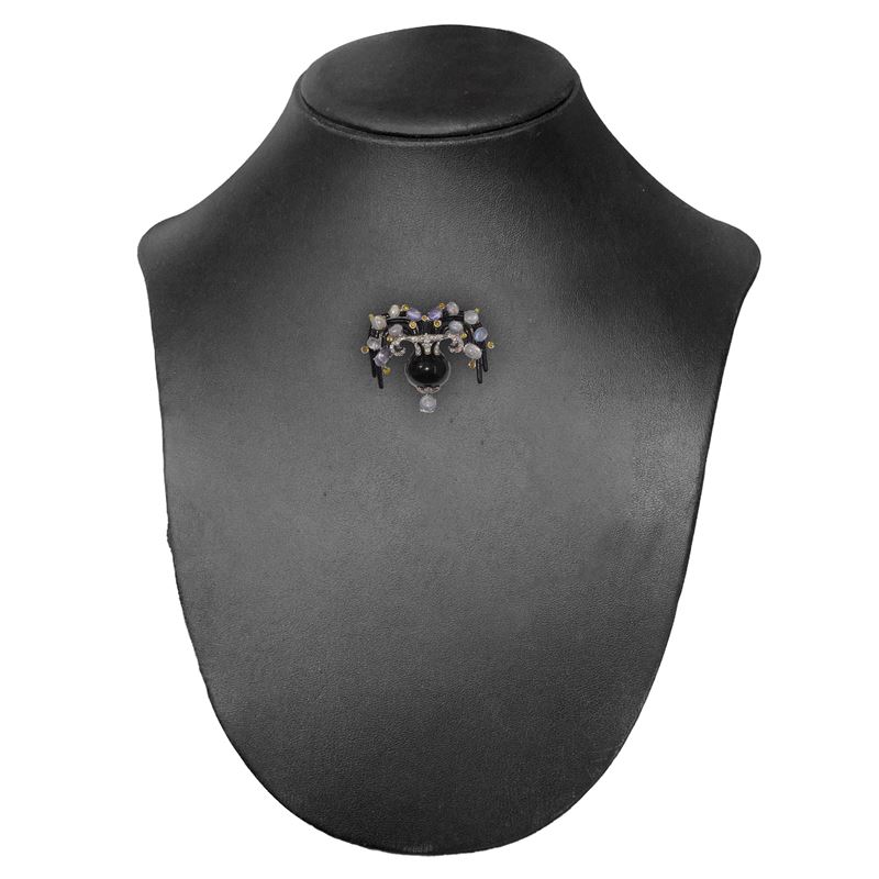 Pendentif/spilla a forma di polpo con base in onice pietre dure e brillanti e struttura in oro bi...