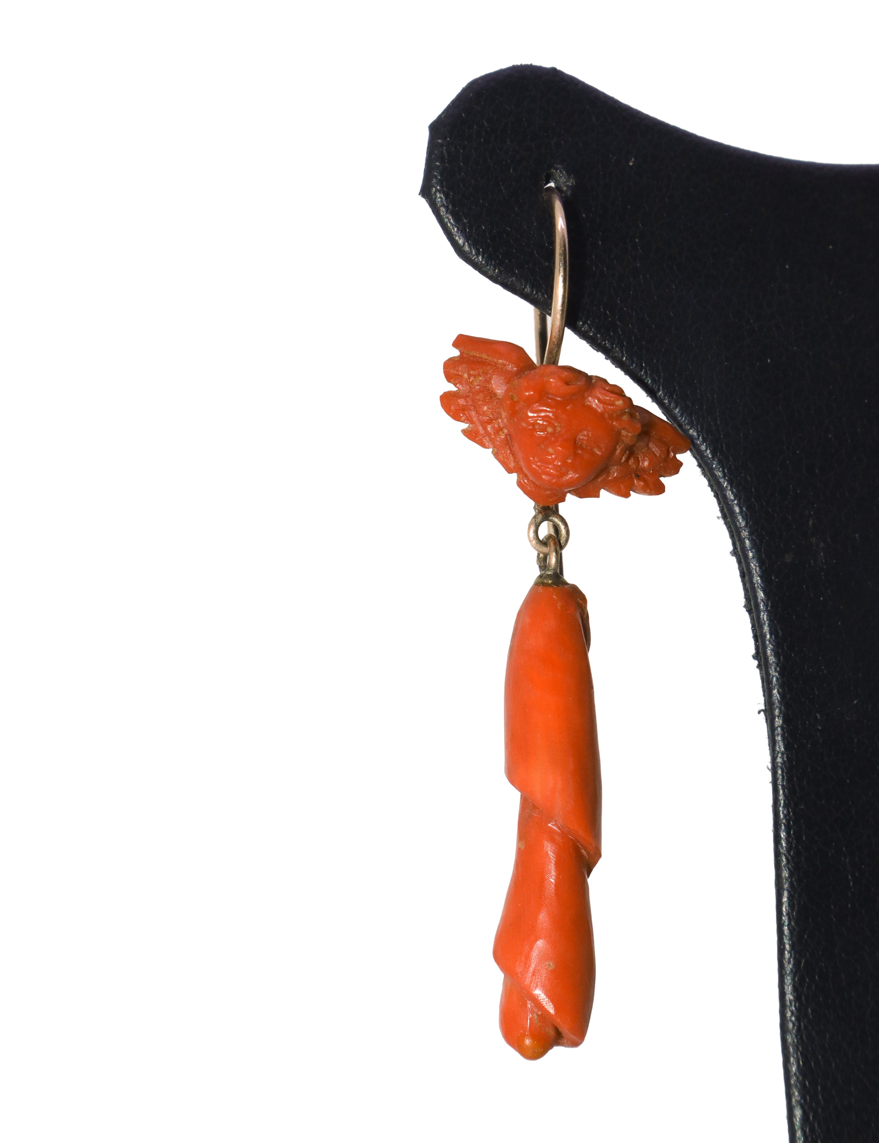 Orecchini pendenti in oro a basso titolo con corallo rosso e testa di angioletto alato