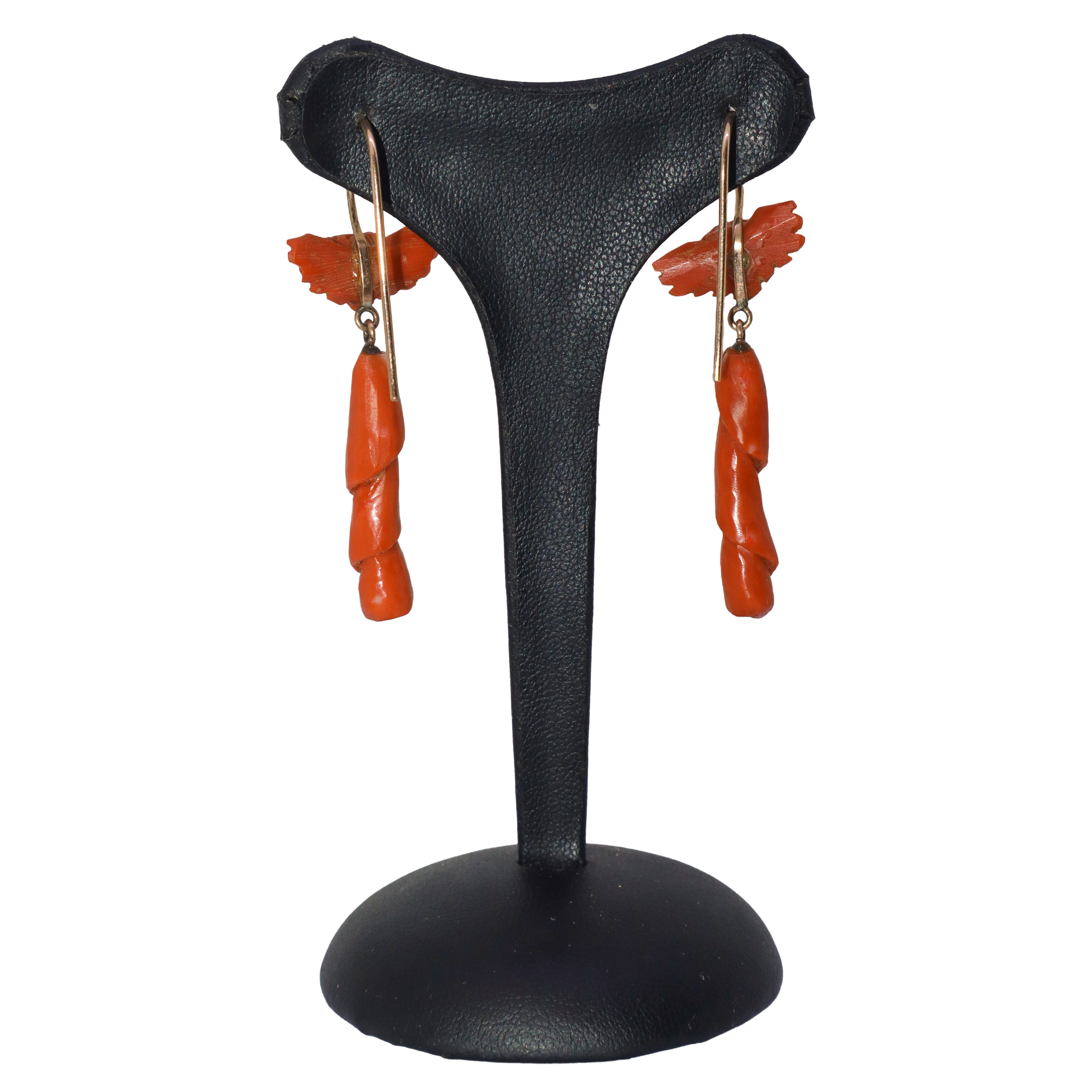 Orecchini pendenti in oro a basso titolo con corallo rosso e testa di angioletto alato