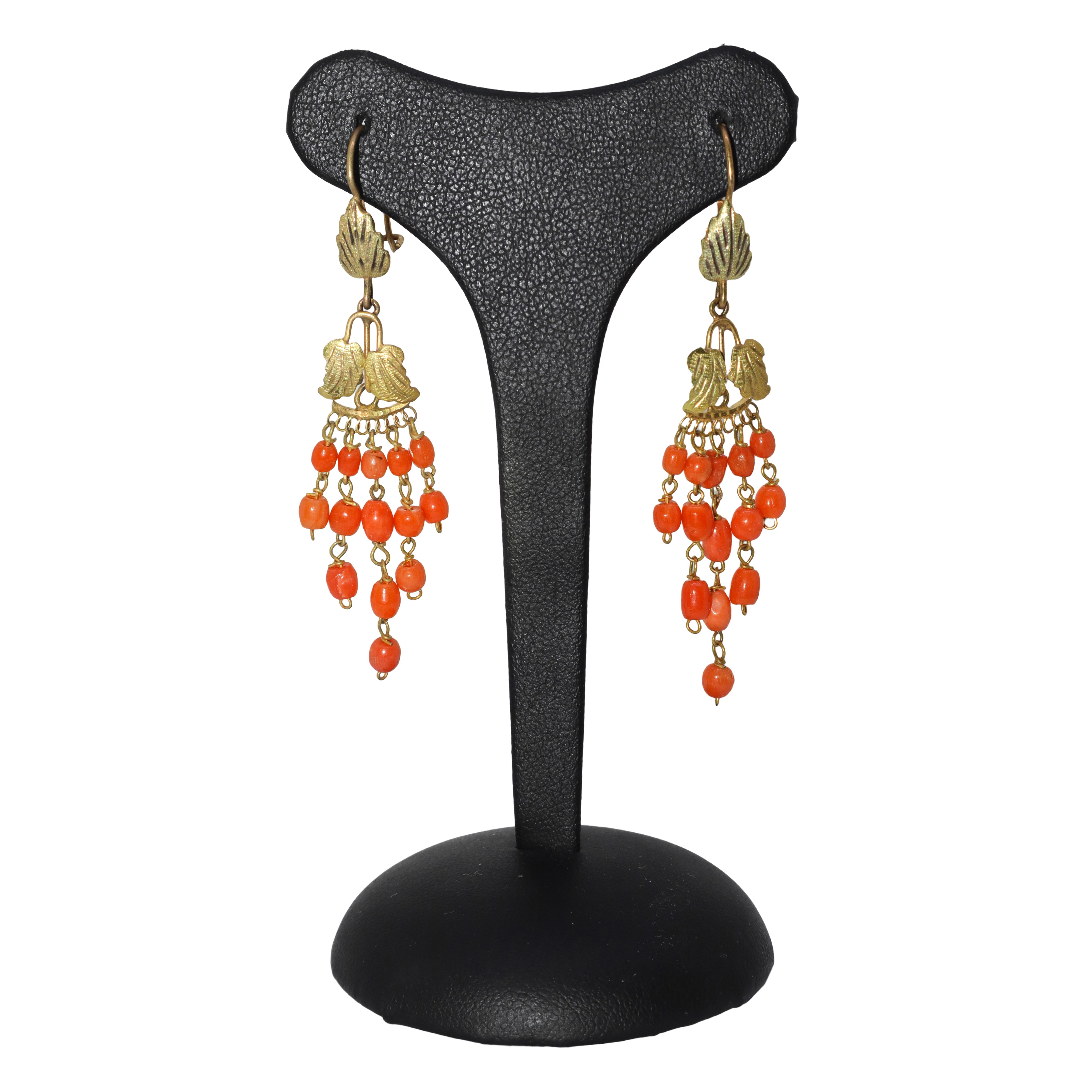 Orecchini pendenti con foglie in oro a basso titolo e grani di corallo rosso