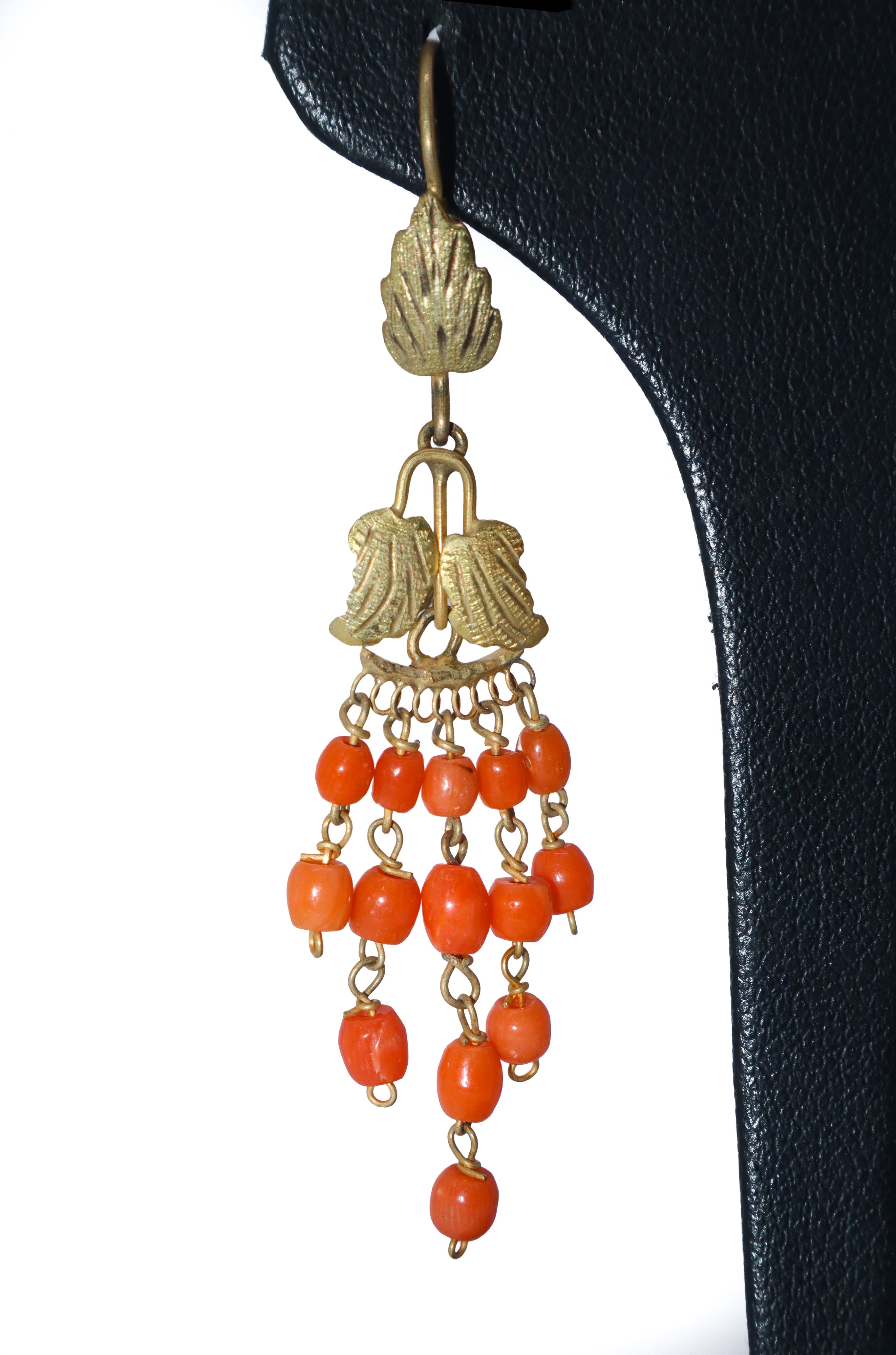 Orecchini pendenti con foglie in oro a basso titolo e grani di corallo rosso