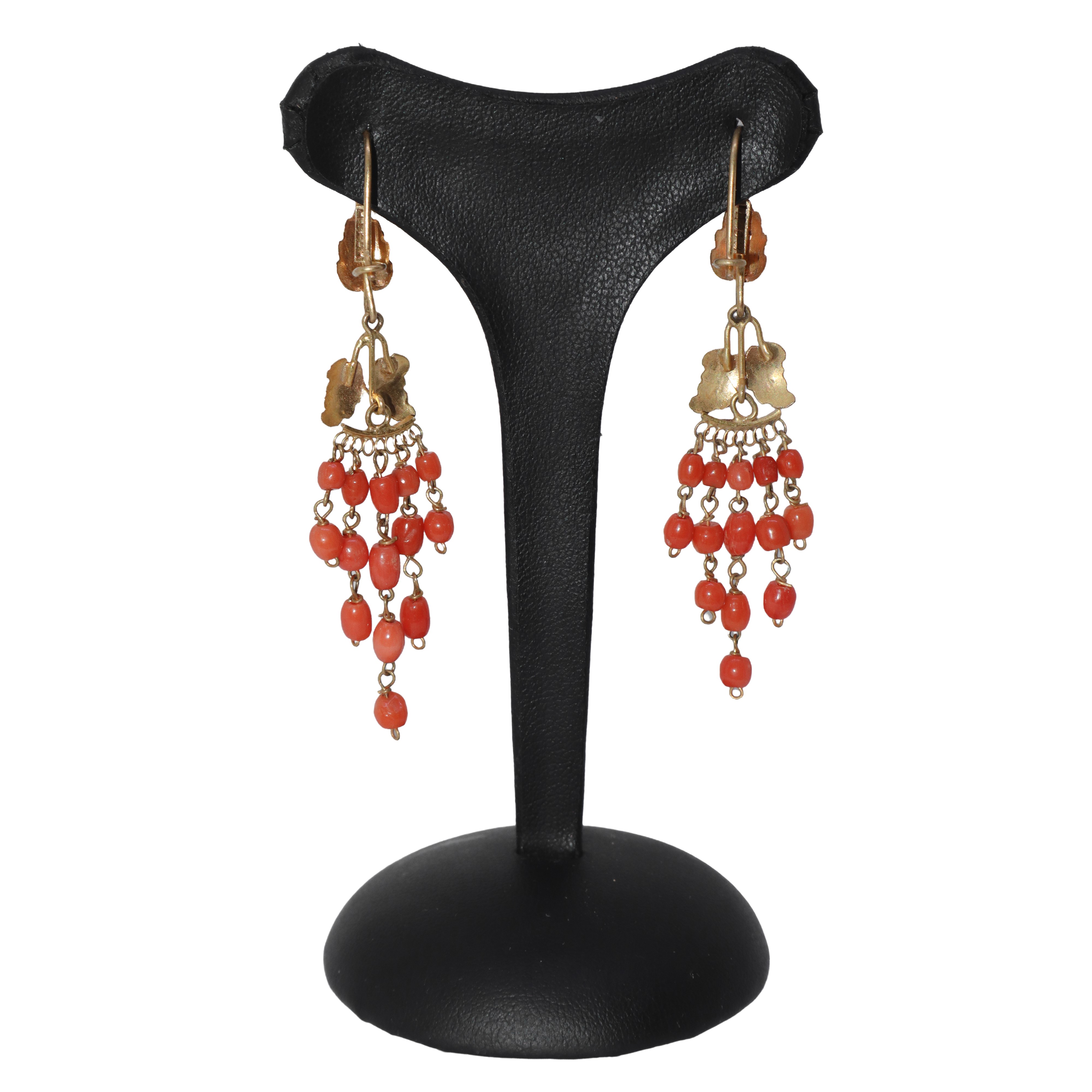 Orecchini pendenti con foglie in oro a basso titolo e grani di corallo rosso