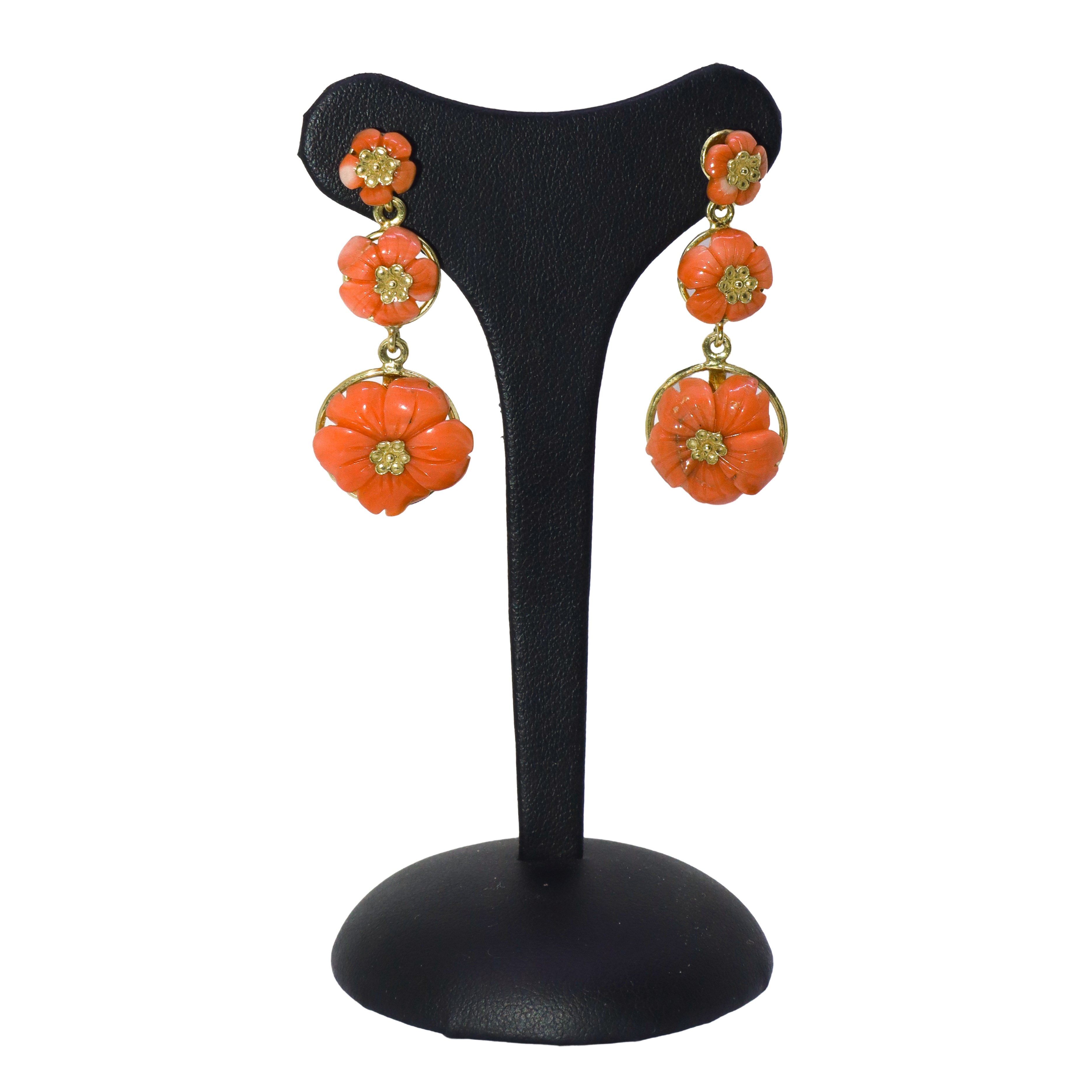 orecchini pendenti in oro rosso con fiori di corallo rosa di dimensioni crescenti