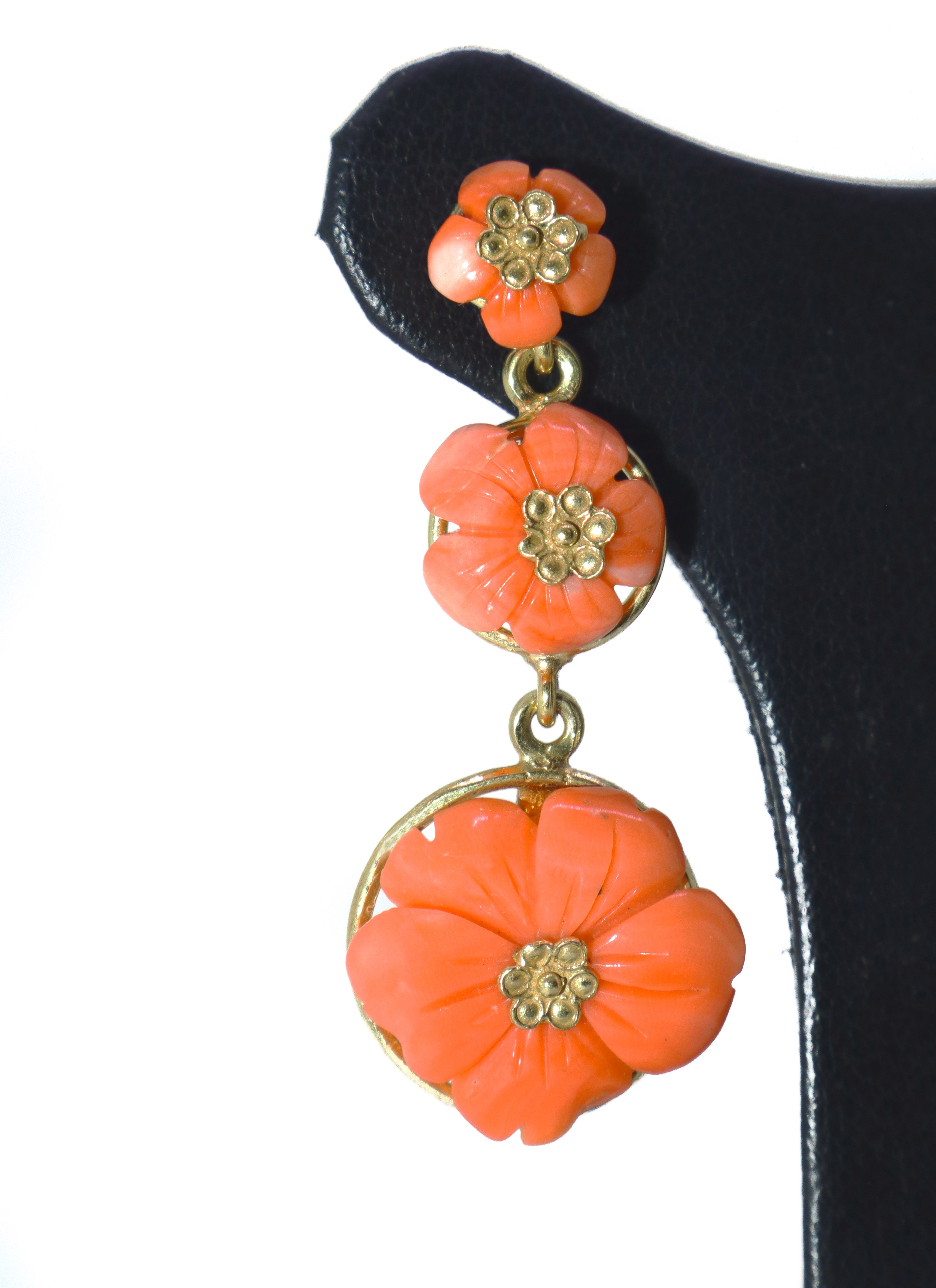 orecchini pendenti in oro rosso con fiori di corallo rosa di dimensioni crescenti