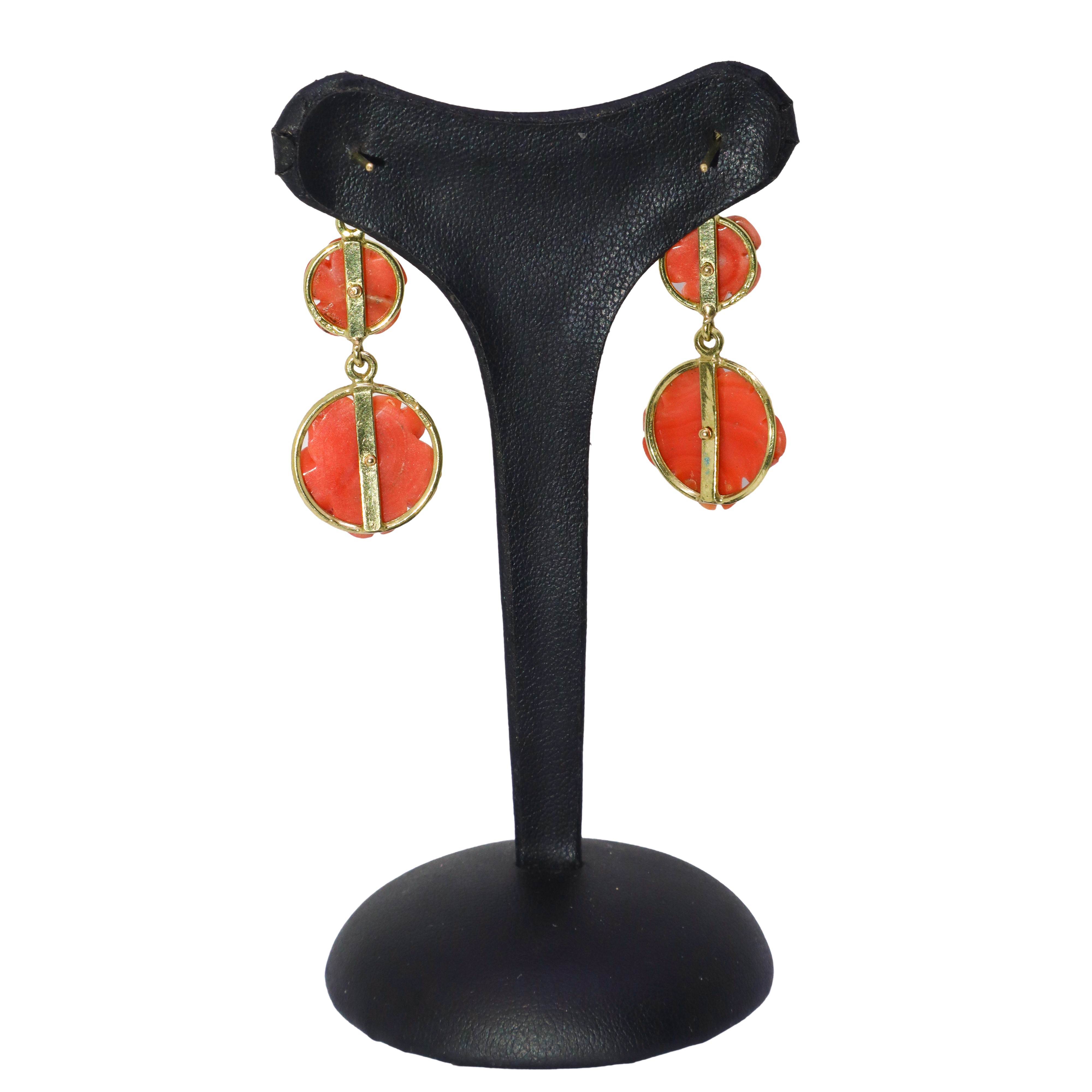 orecchini pendenti in oro rosso con fiori di corallo rosa di dimensioni crescenti