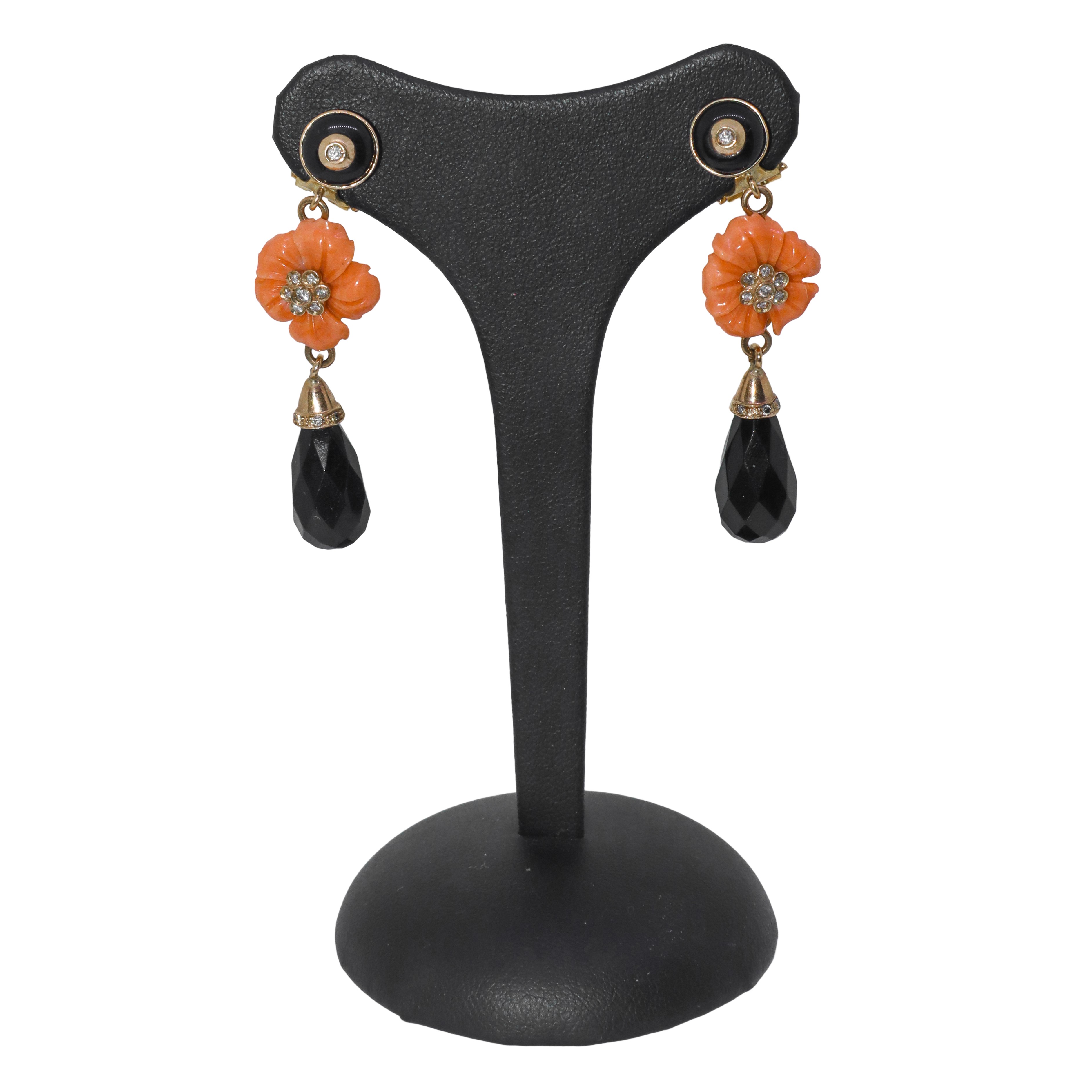 Orecchini a clip pendenti in onice, fiore in corallo rosa e brillanti