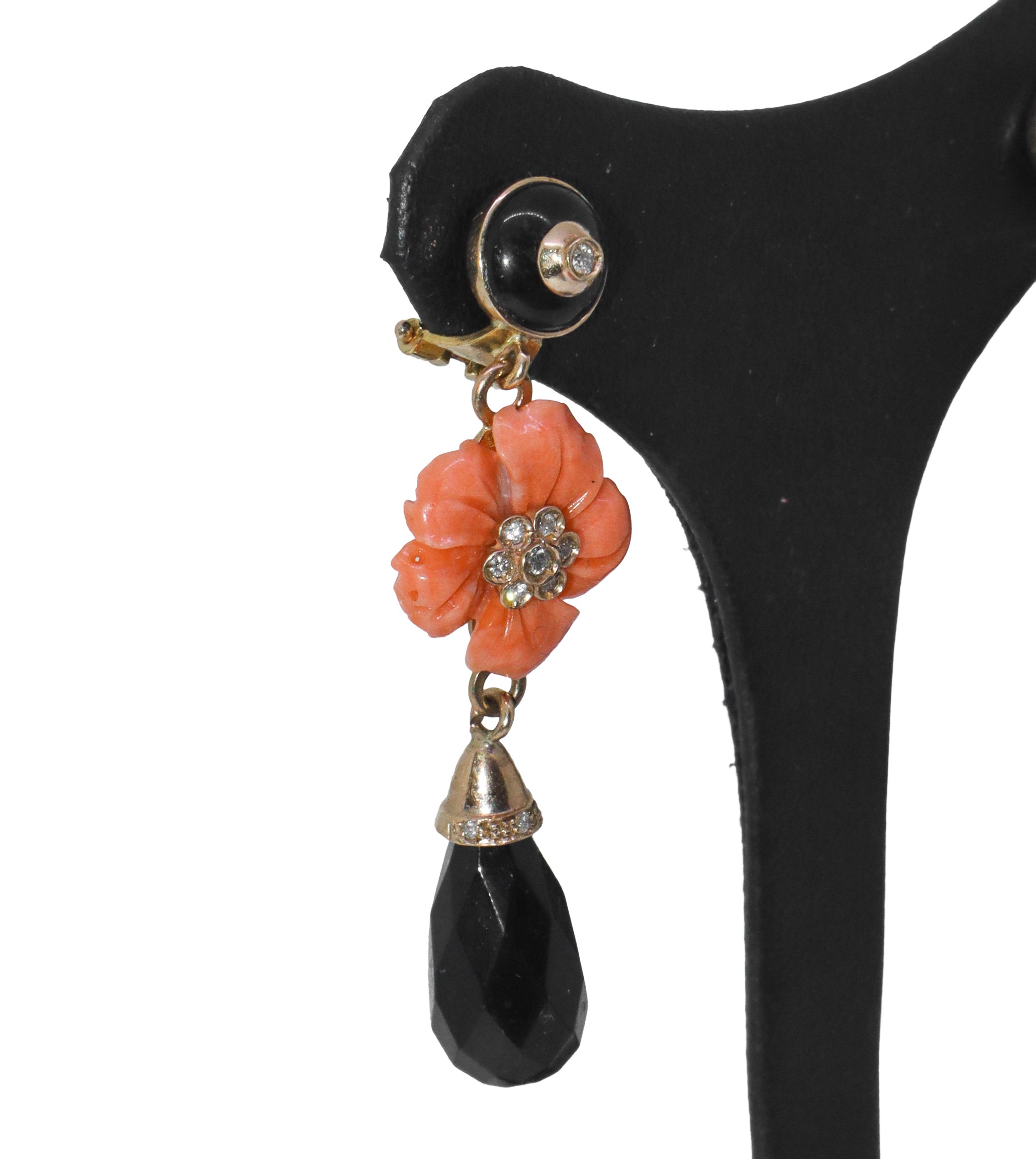 Orecchini a clip pendenti in onice, fiore in corallo rosa e brillanti