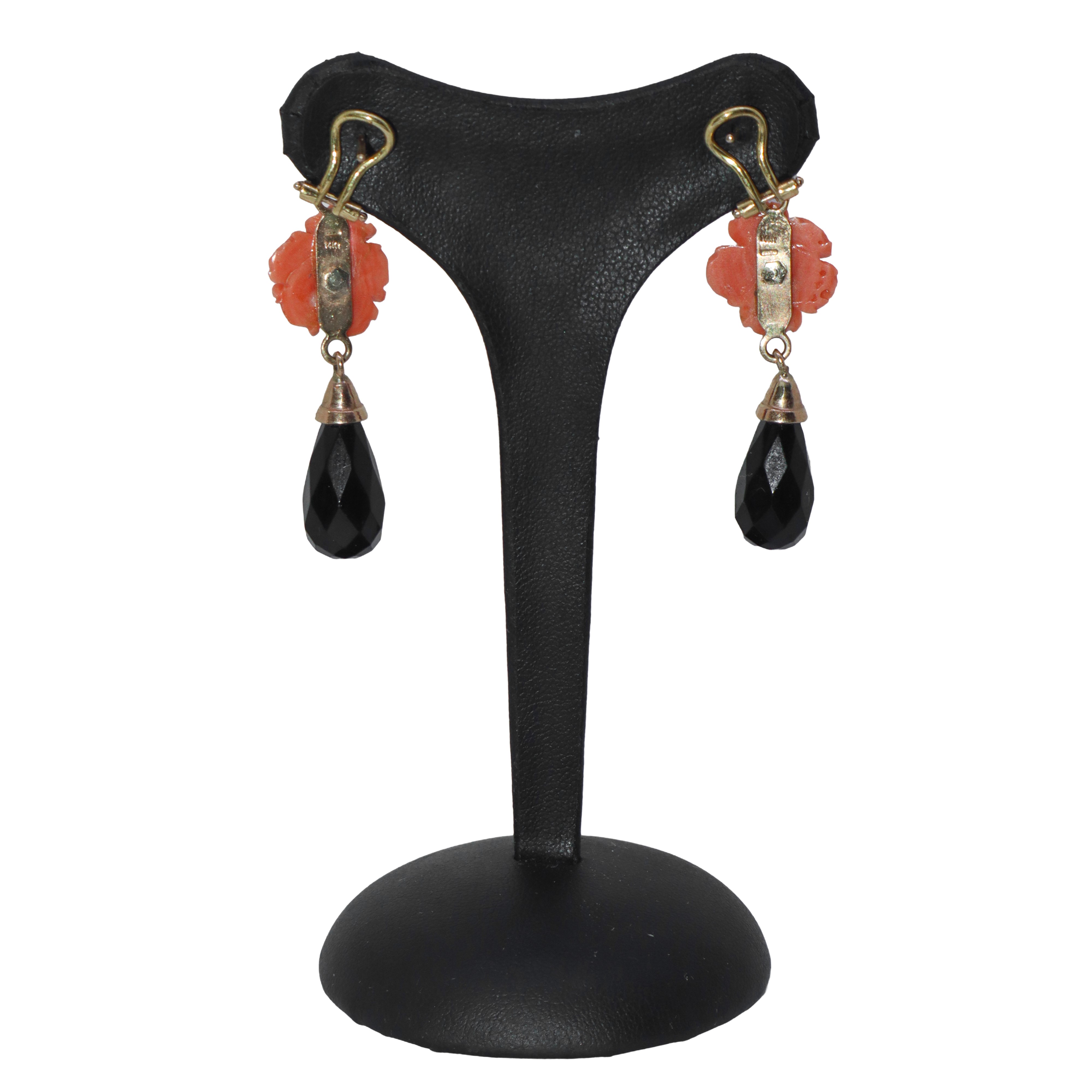 Orecchini a clip pendenti in onice, fiore in corallo rosa e brillanti