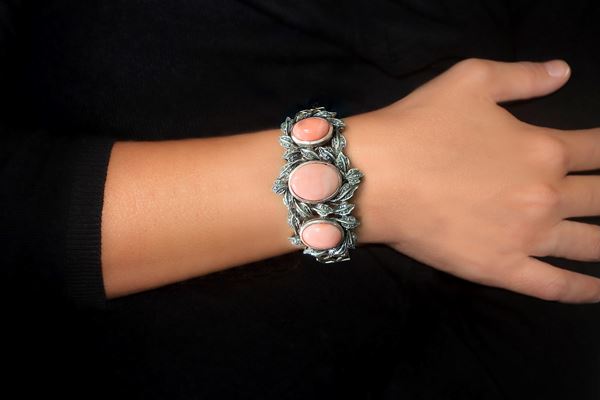 Bracciale rigido in argento rosato con motivi a foglie e medaglioni in corallo rosa