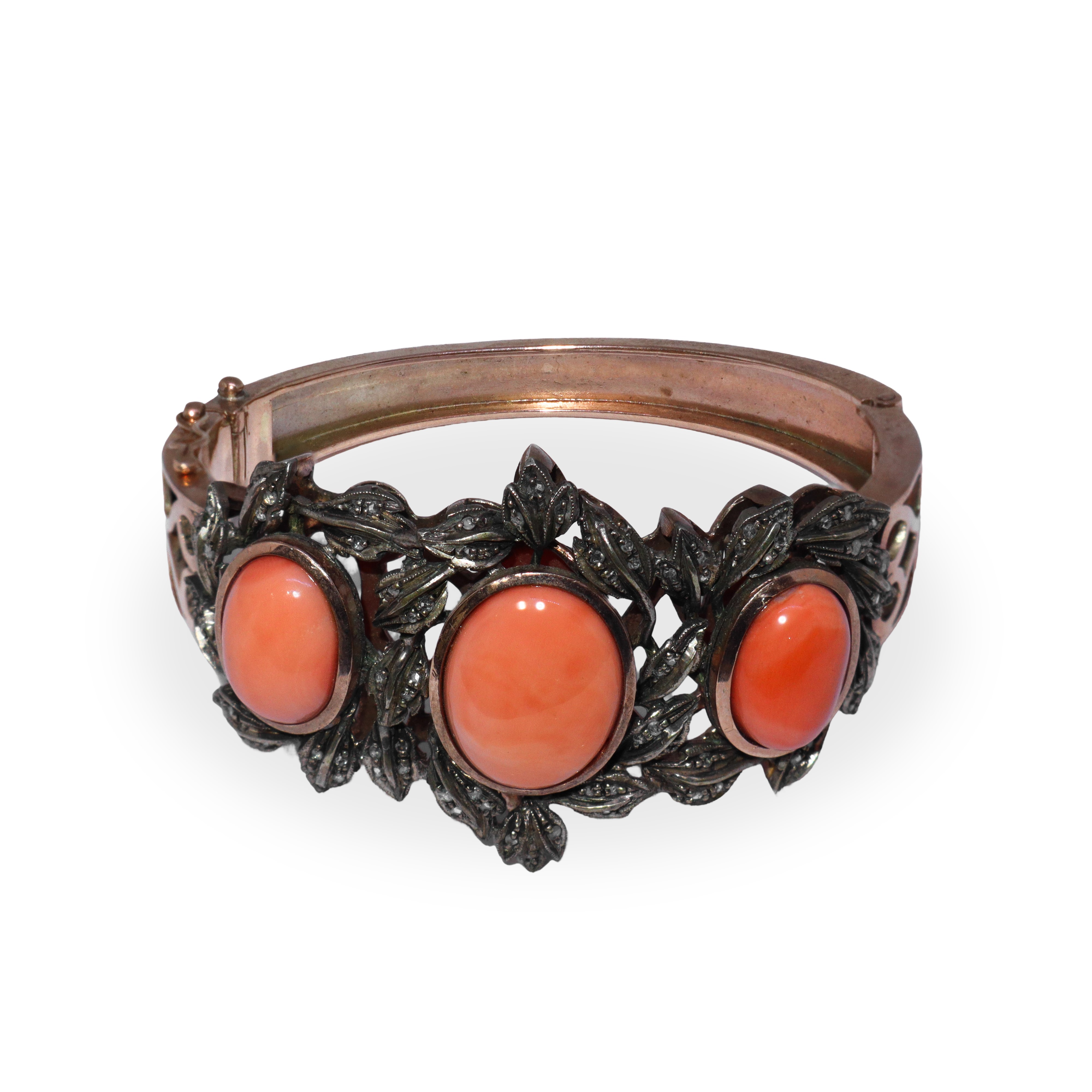 Bracciale rigido in argento rosato con motivi a foglie e medaglioni in corallo rosa