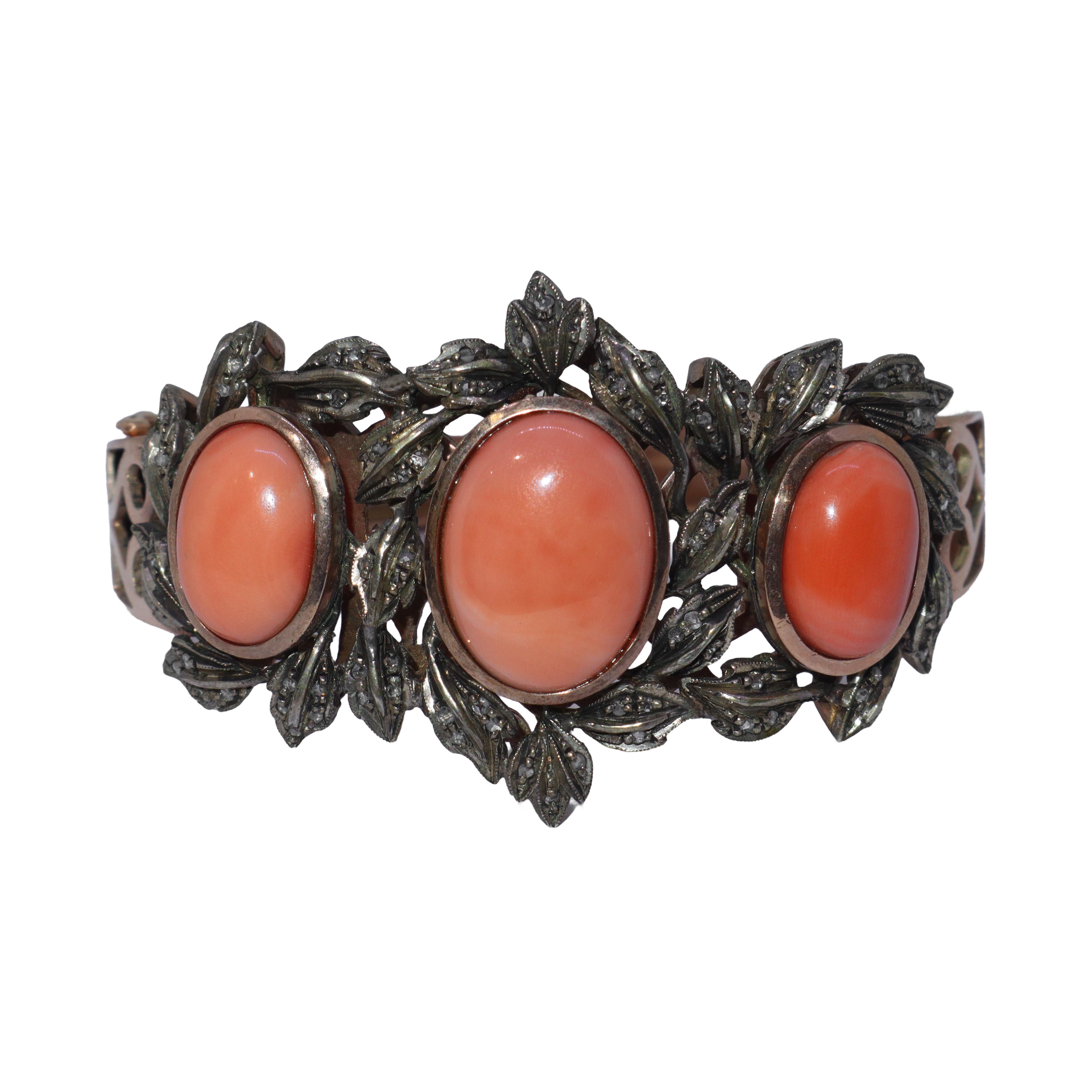 Bracciale rigido in argento rosato con motivi a foglie e medaglioni in corallo rosa