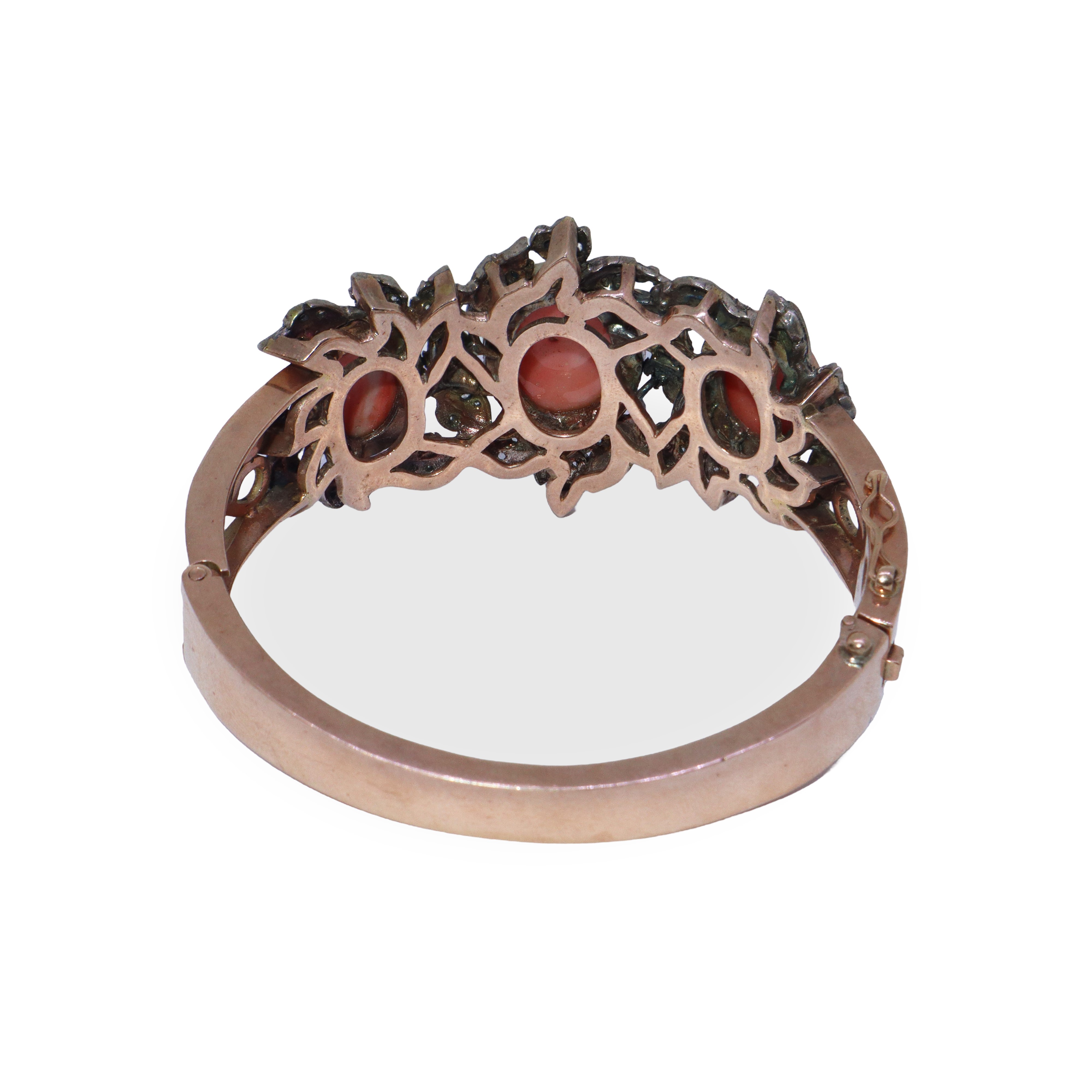 Bracciale rigido in argento rosato con motivi a foglie e medaglioni in corallo rosa