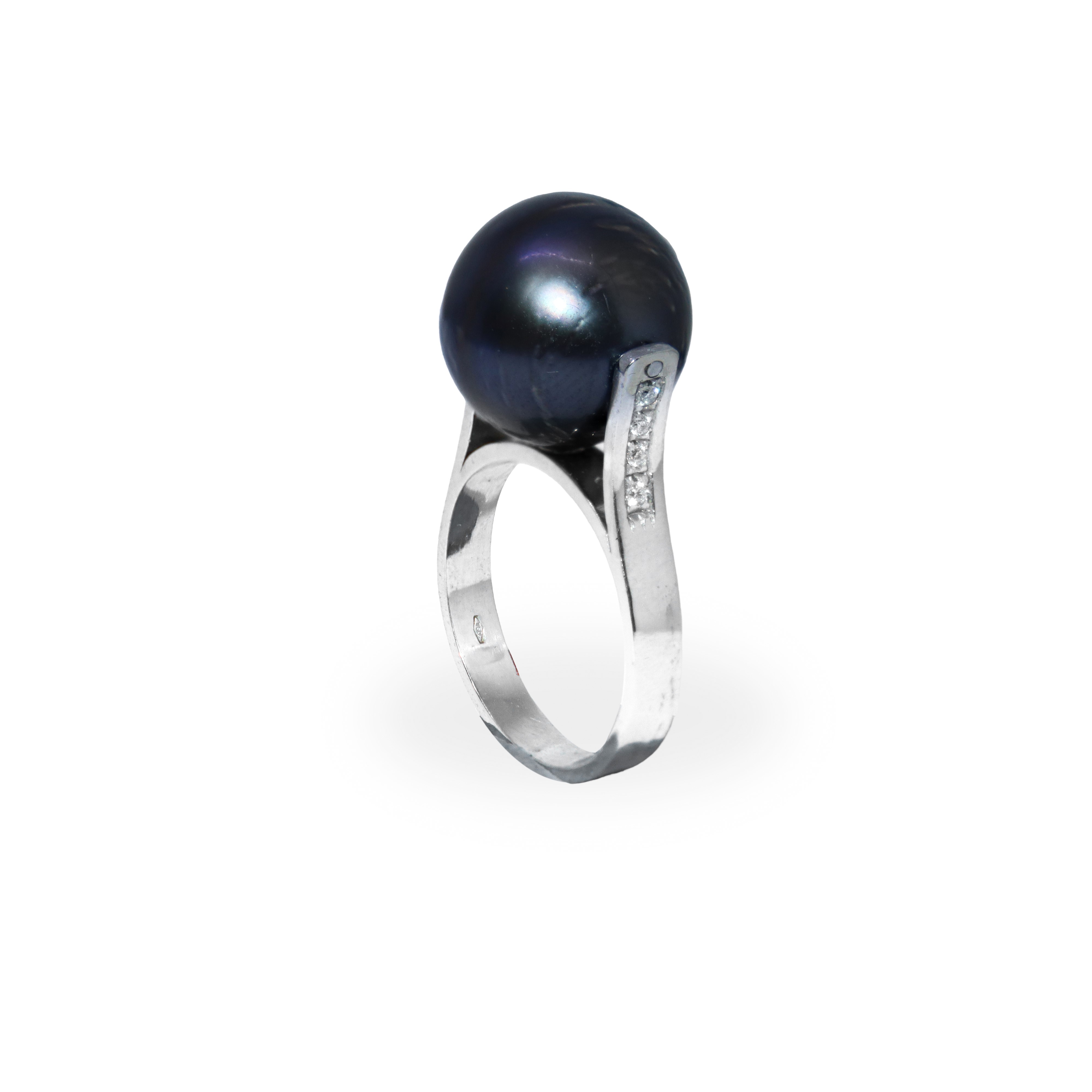 Anello in oro bianco con perla grigia e file di brillantini ai lati della perla