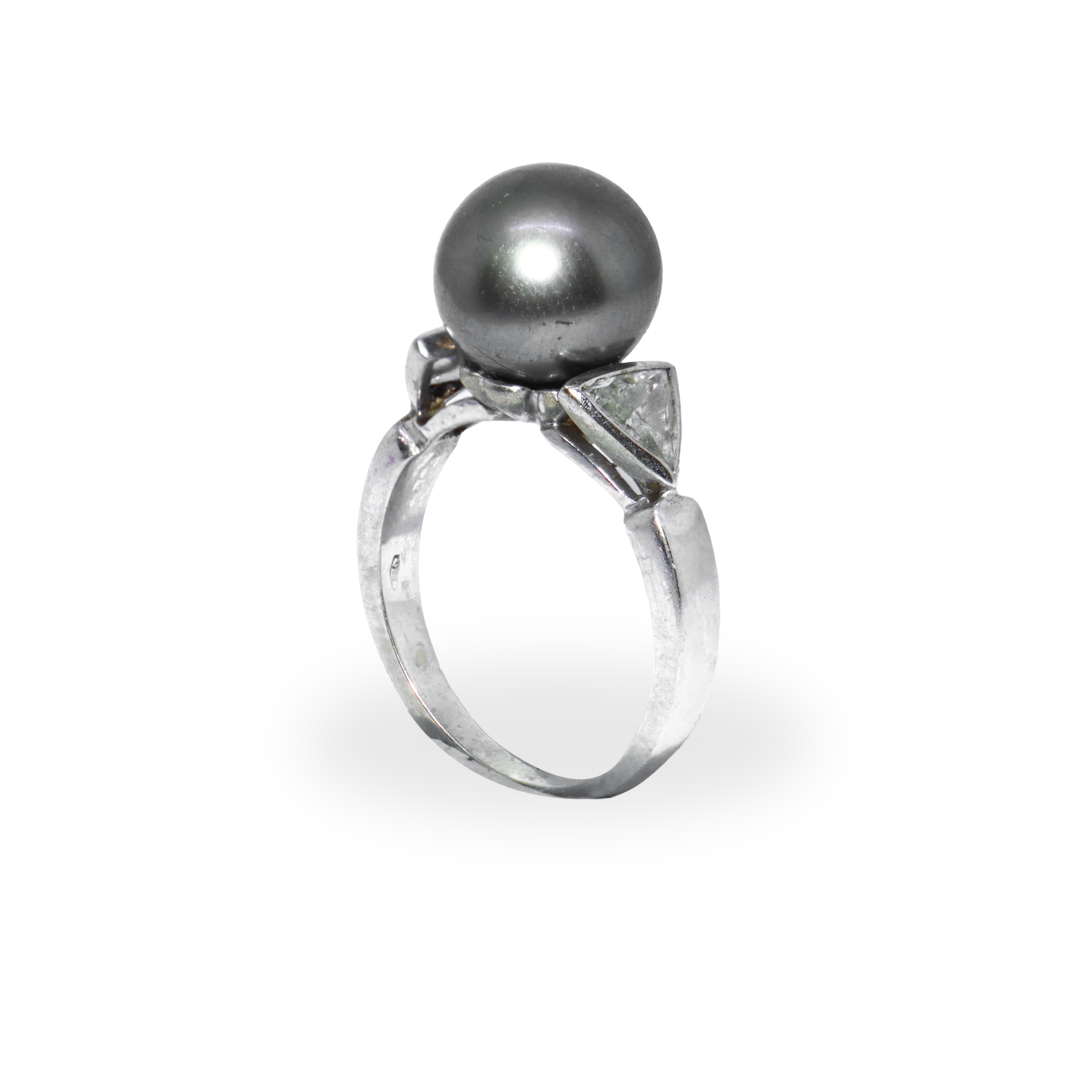 Anello con perla grigia e brillanti triangolari ai lati