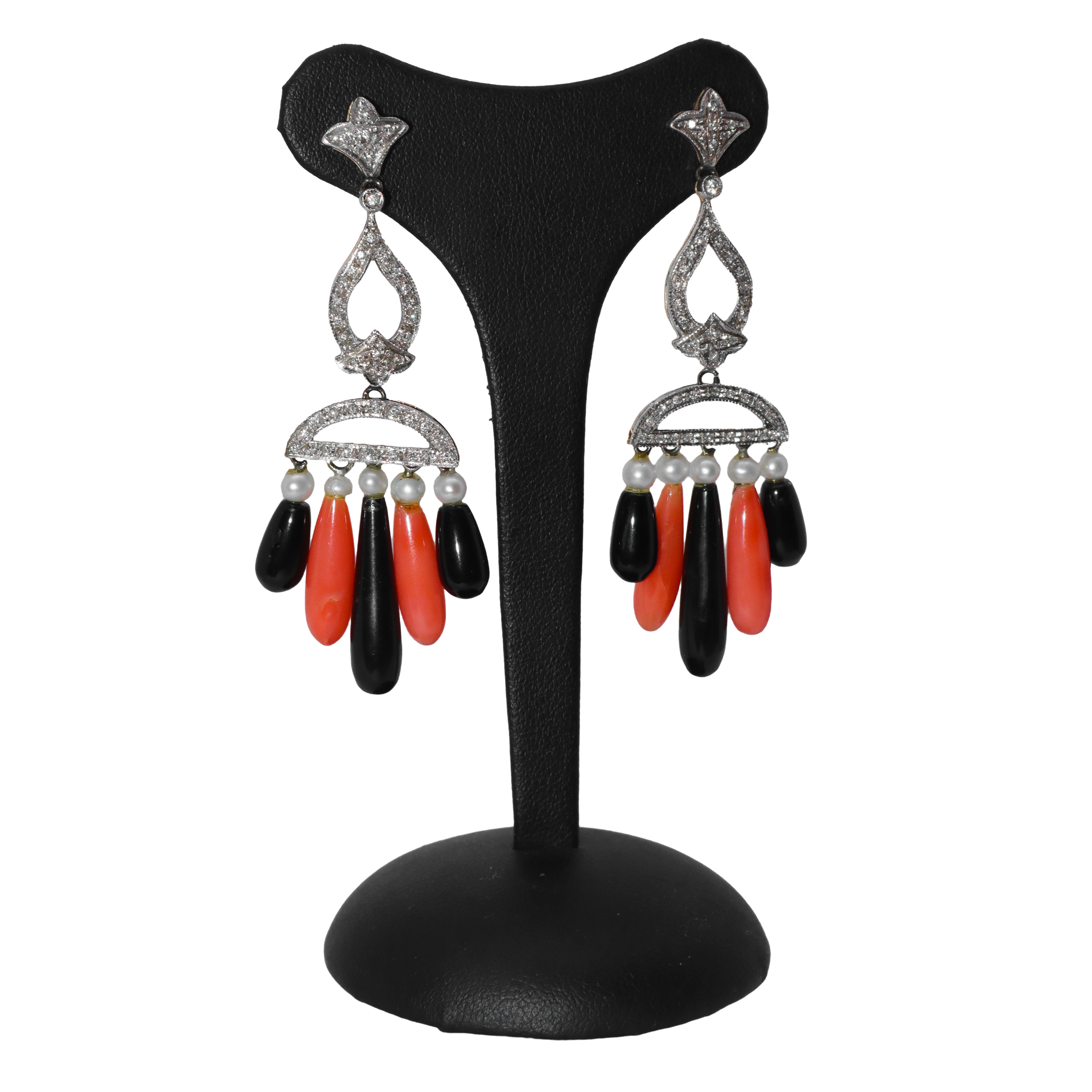 Orecchini pendenti con onice corallo rosa perle e scaglie di brillanti