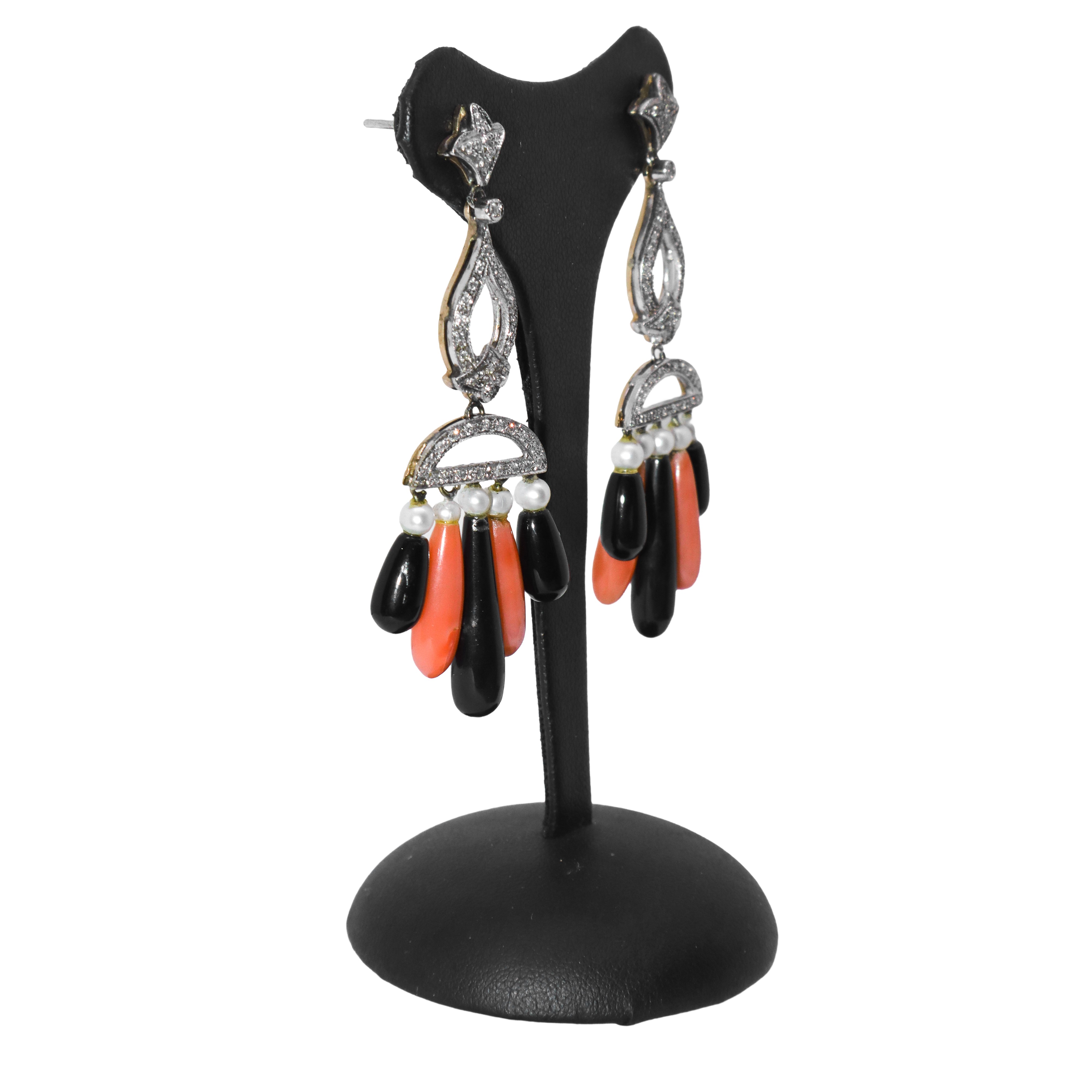 Orecchini pendenti con onice corallo rosa perle e scaglie di brillanti