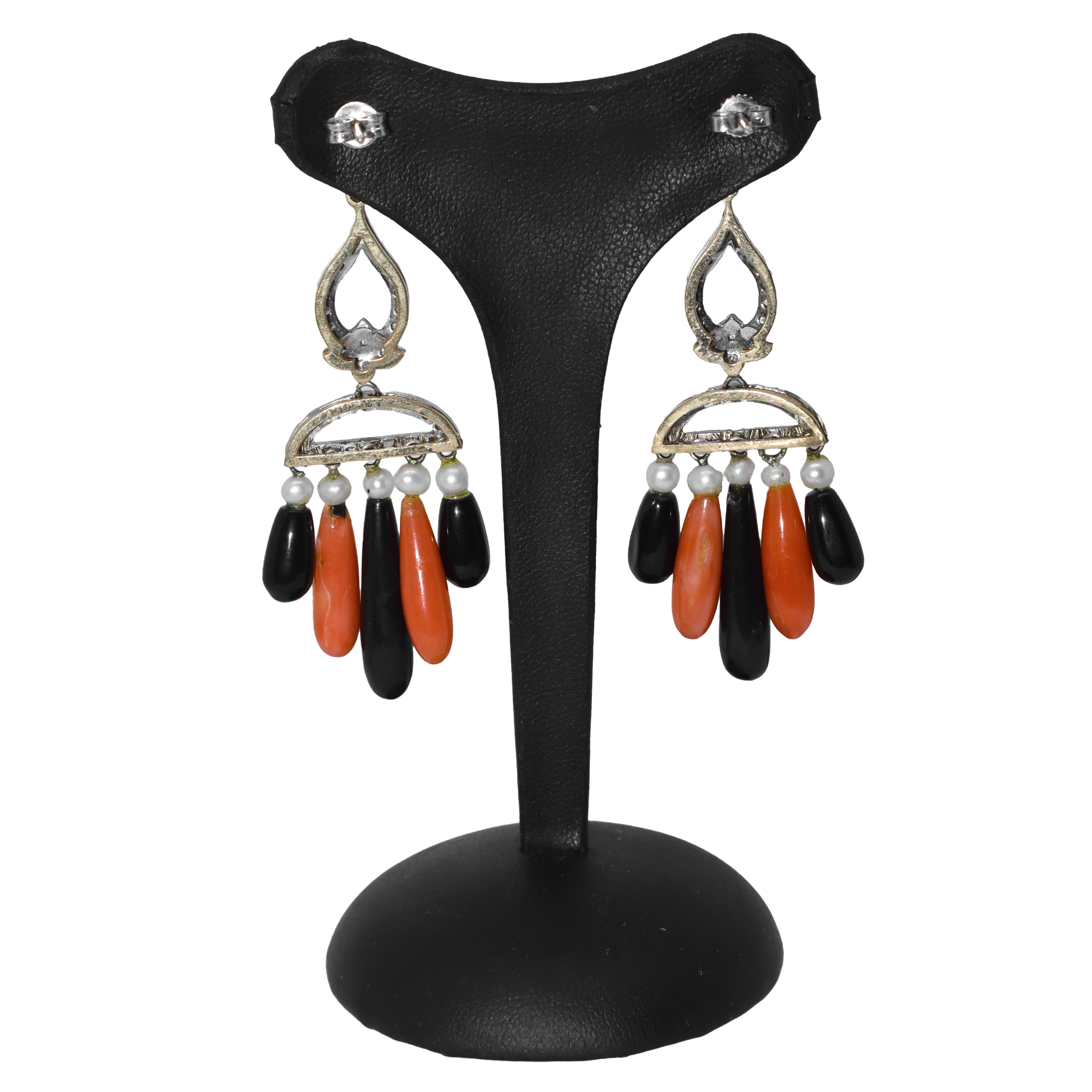 Orecchini pendenti con onice corallo rosa perle e scaglie di brillanti