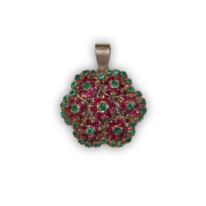 Ciondolo in oro giallo a forma di fiore con smeraldi e rubini