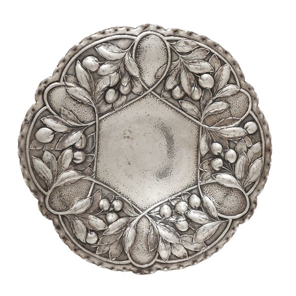 Centerpiece in silver embossed with leaves and fruits