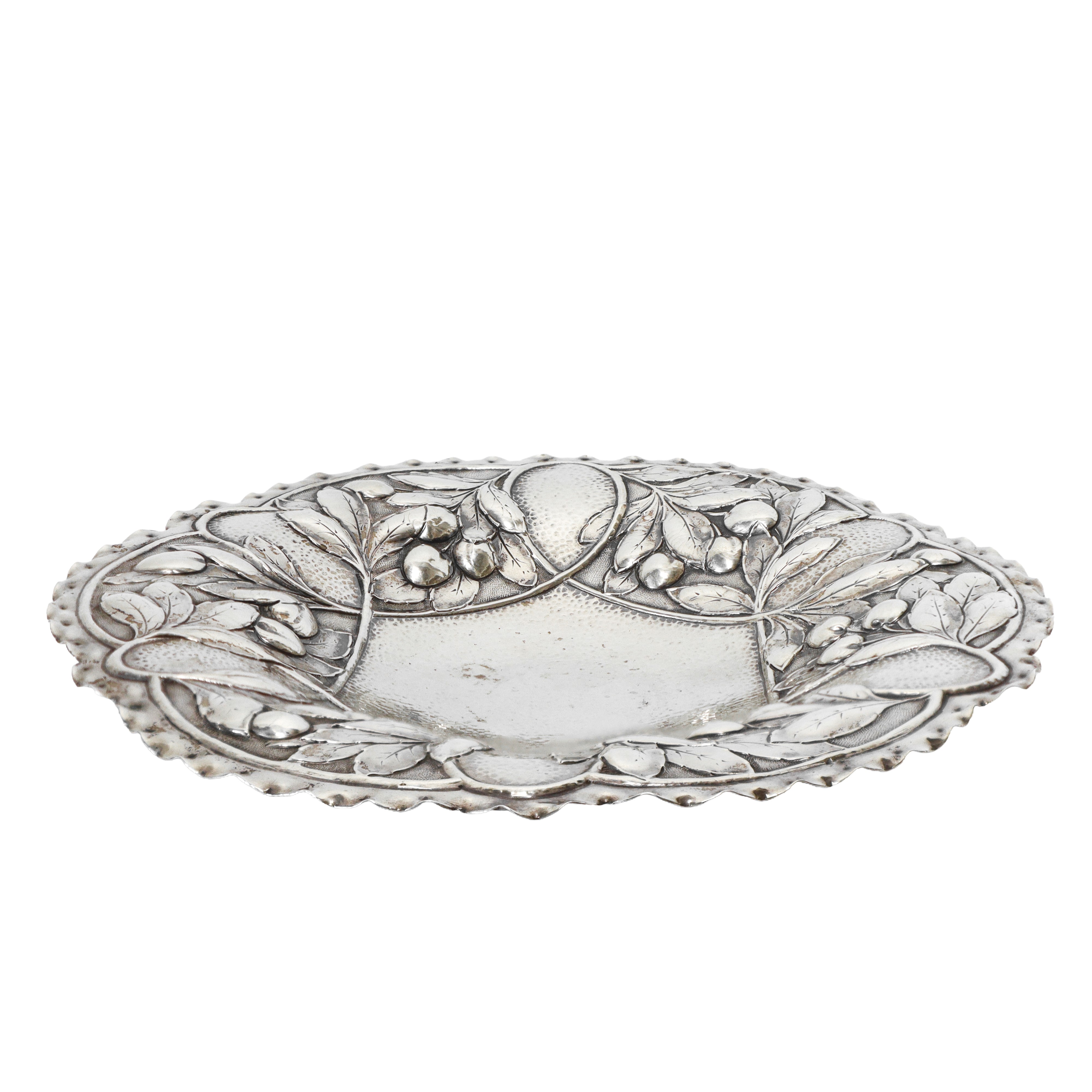 Centrotavola in argento sbalzato a foglie e frutti