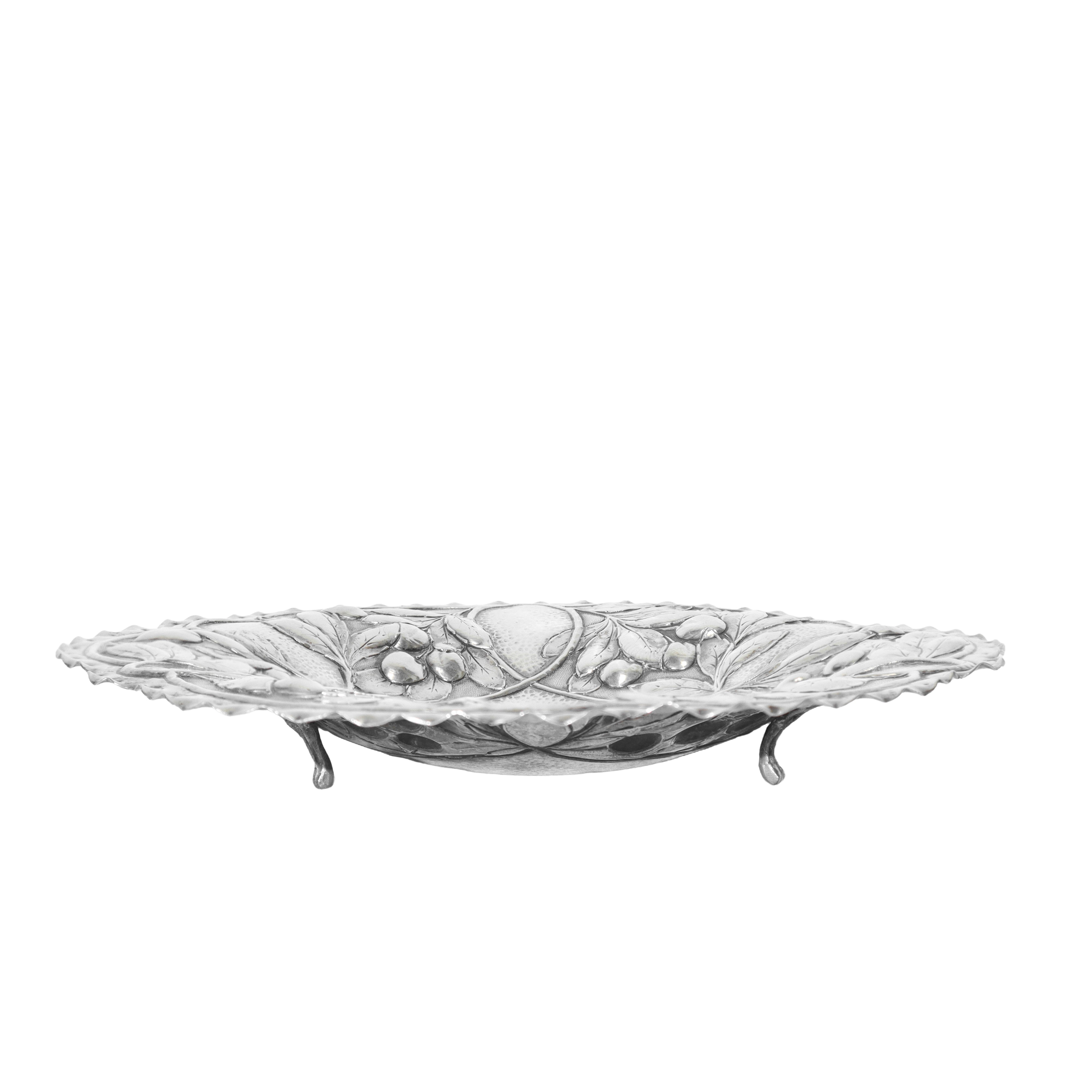 Centrotavola in argento sbalzato a foglie e frutti