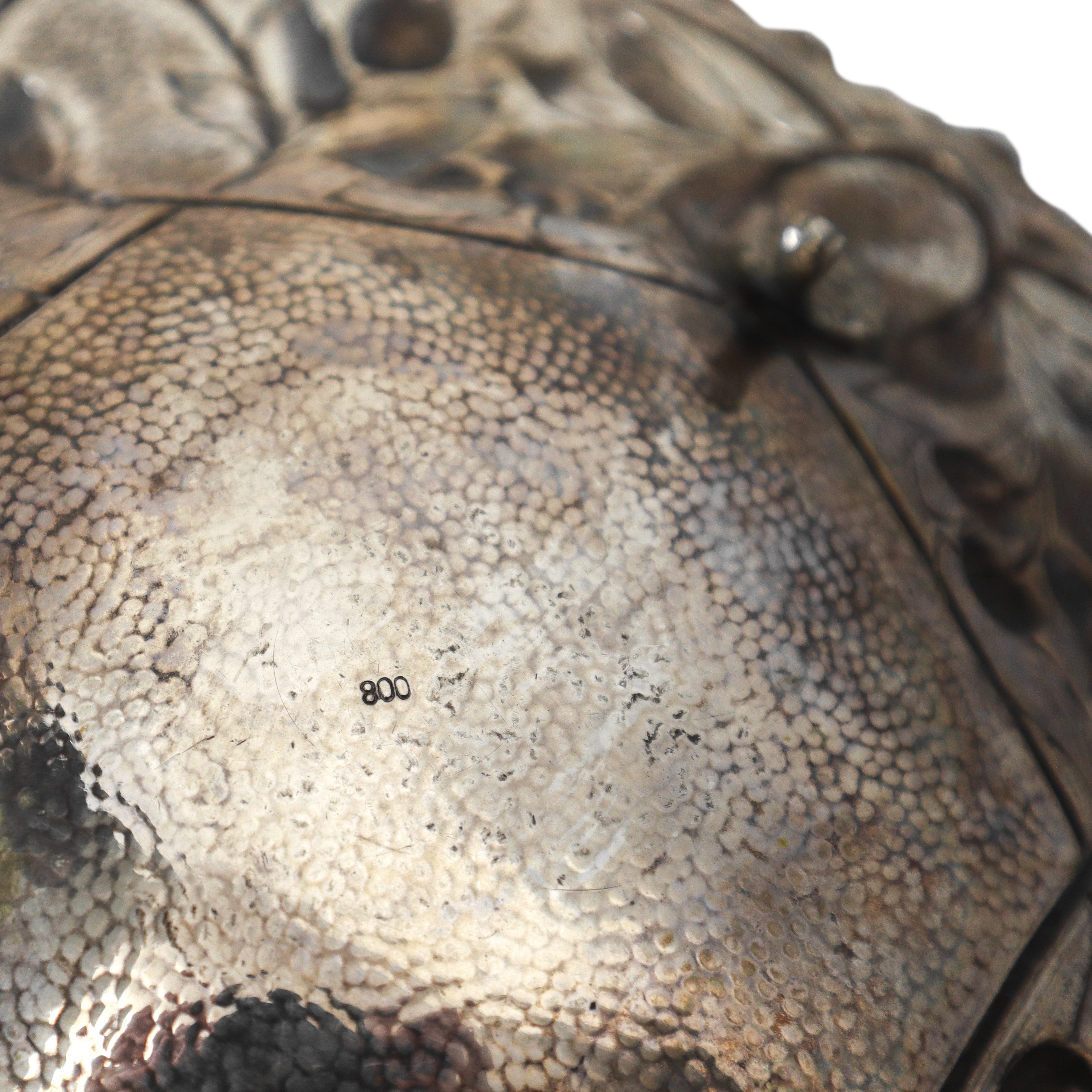 Centrotavola in argento sbalzato a foglie e frutti