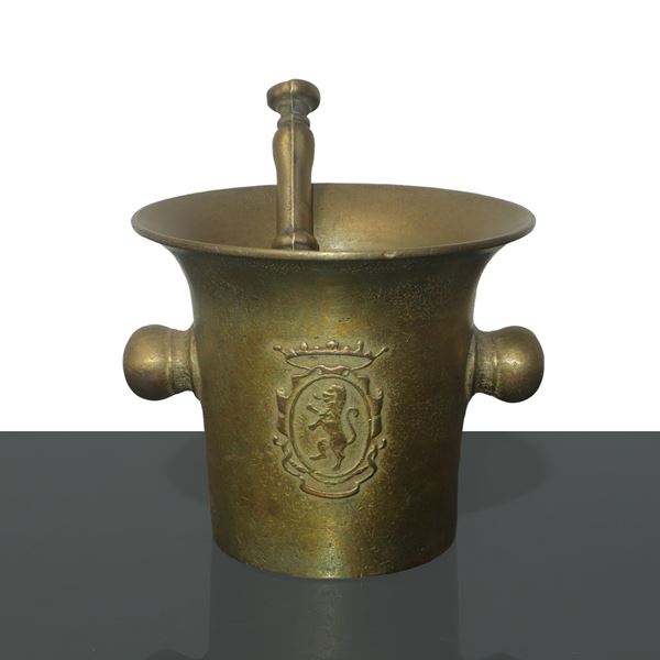 Mortar with noble coat of arms on the front in gilded bronze with pestle