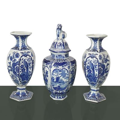 Trittico di tre vasi in ceramica smaltata