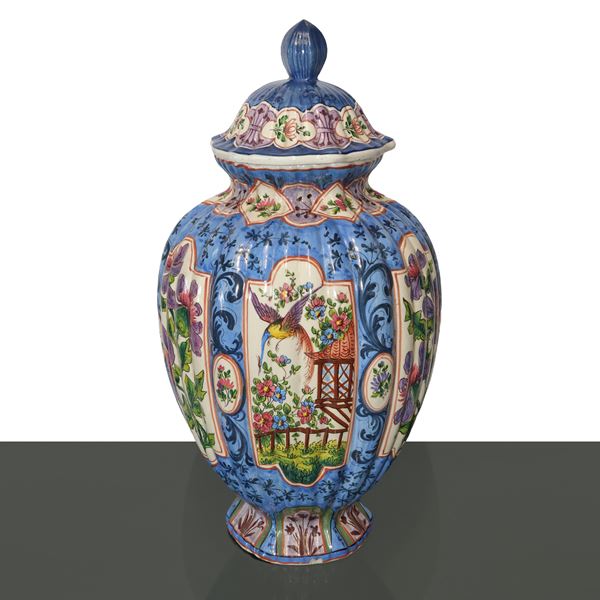 Grande poutiche in maiolica dipinta con base azzurra con fiori e uccelli