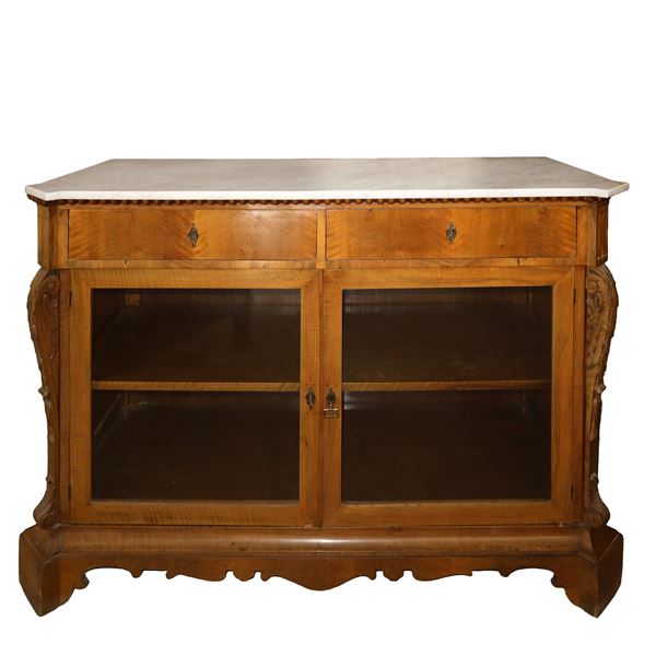 Credenza bassa in legno di noce marmo sagomato Carrara due cassetti sottopianoe due sportelli laterali con sculture intagliate di foglie d'acanto oblunghe mantovana bassa sagomata