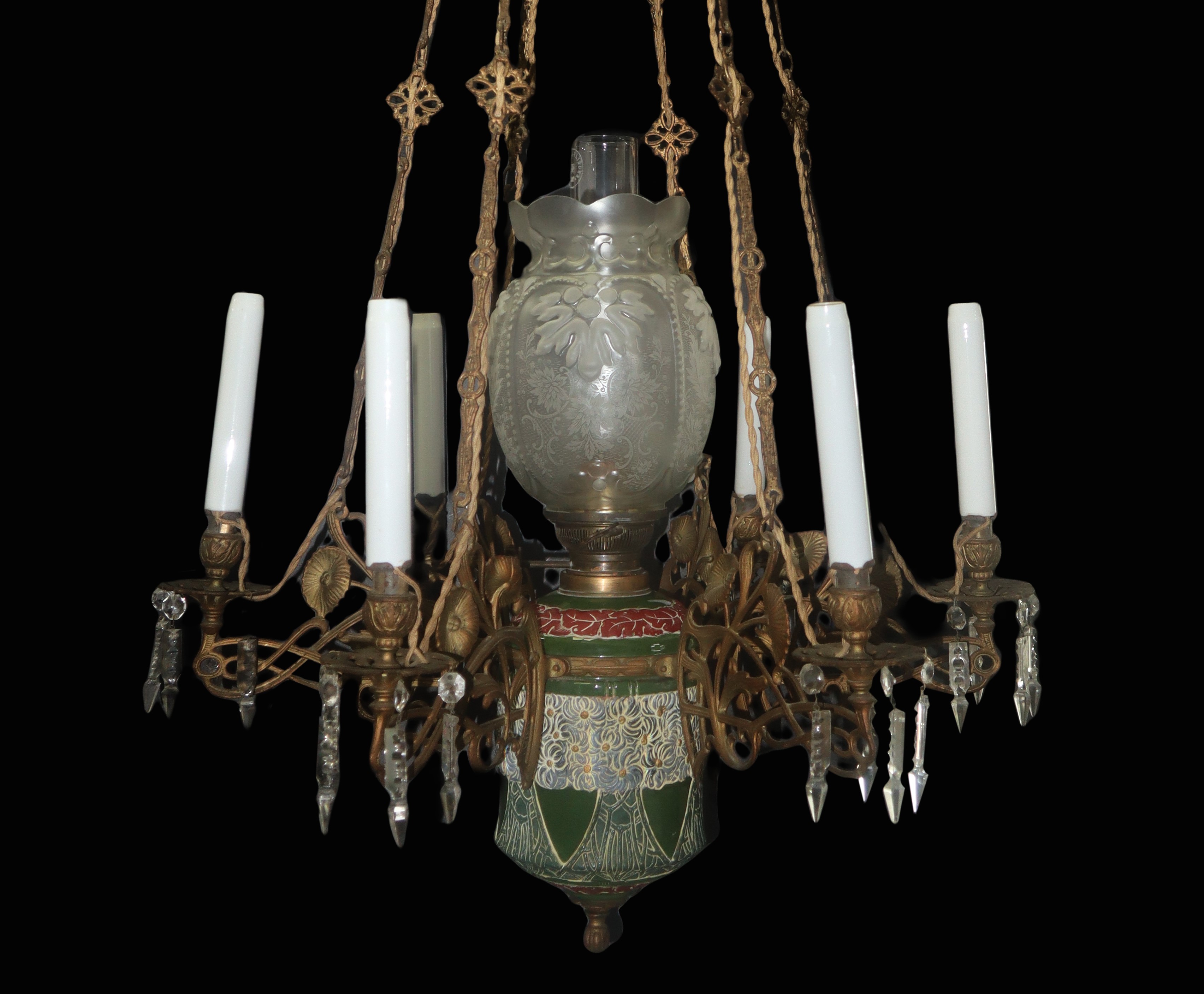 Sospensione elettrificata struttura in metallo dorato con brindoli di vetro e centrale in maiolic...