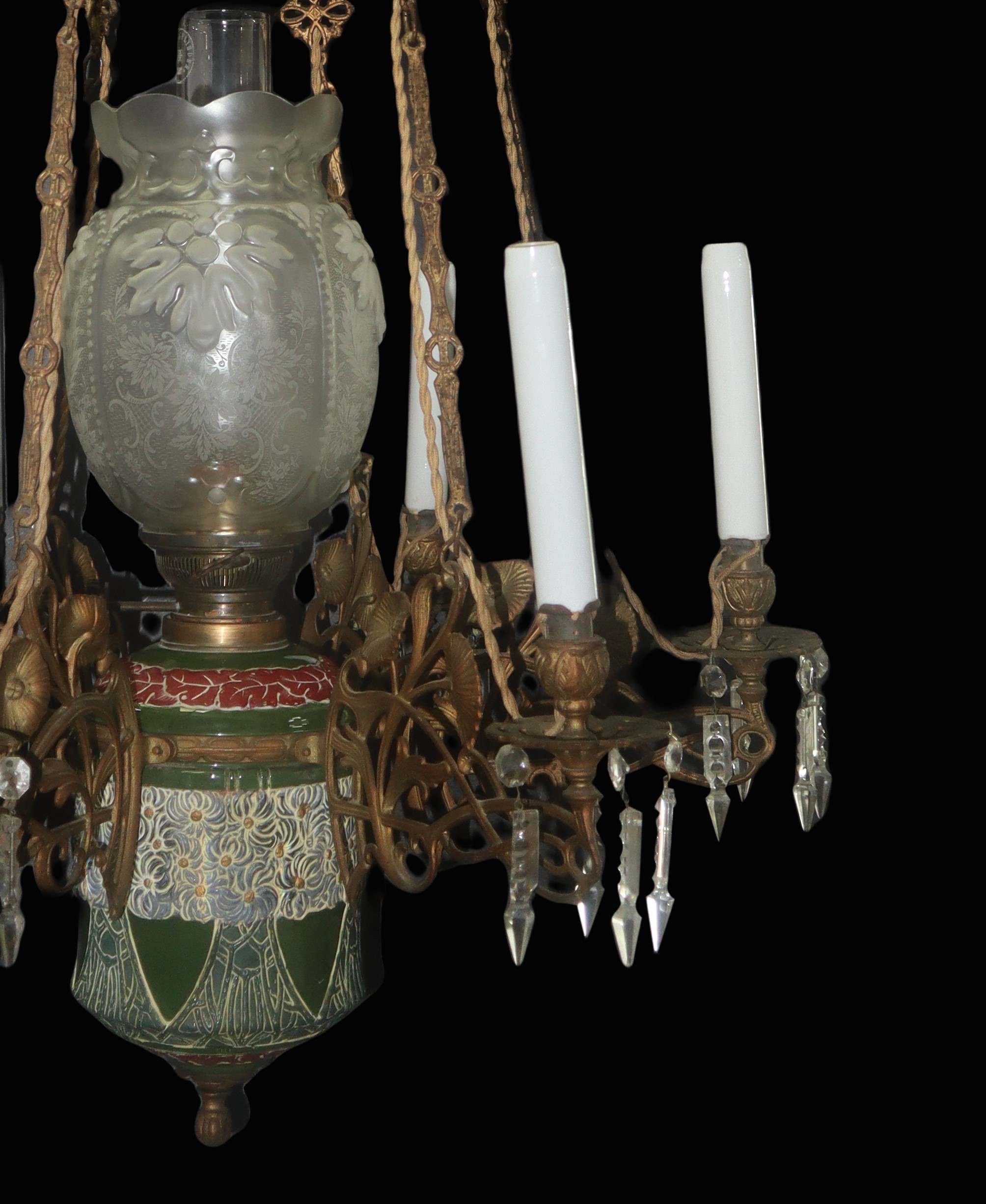 Sospensione elettrificata struttura in metallo dorato con brindoli di vetro e centrale in maiolic...