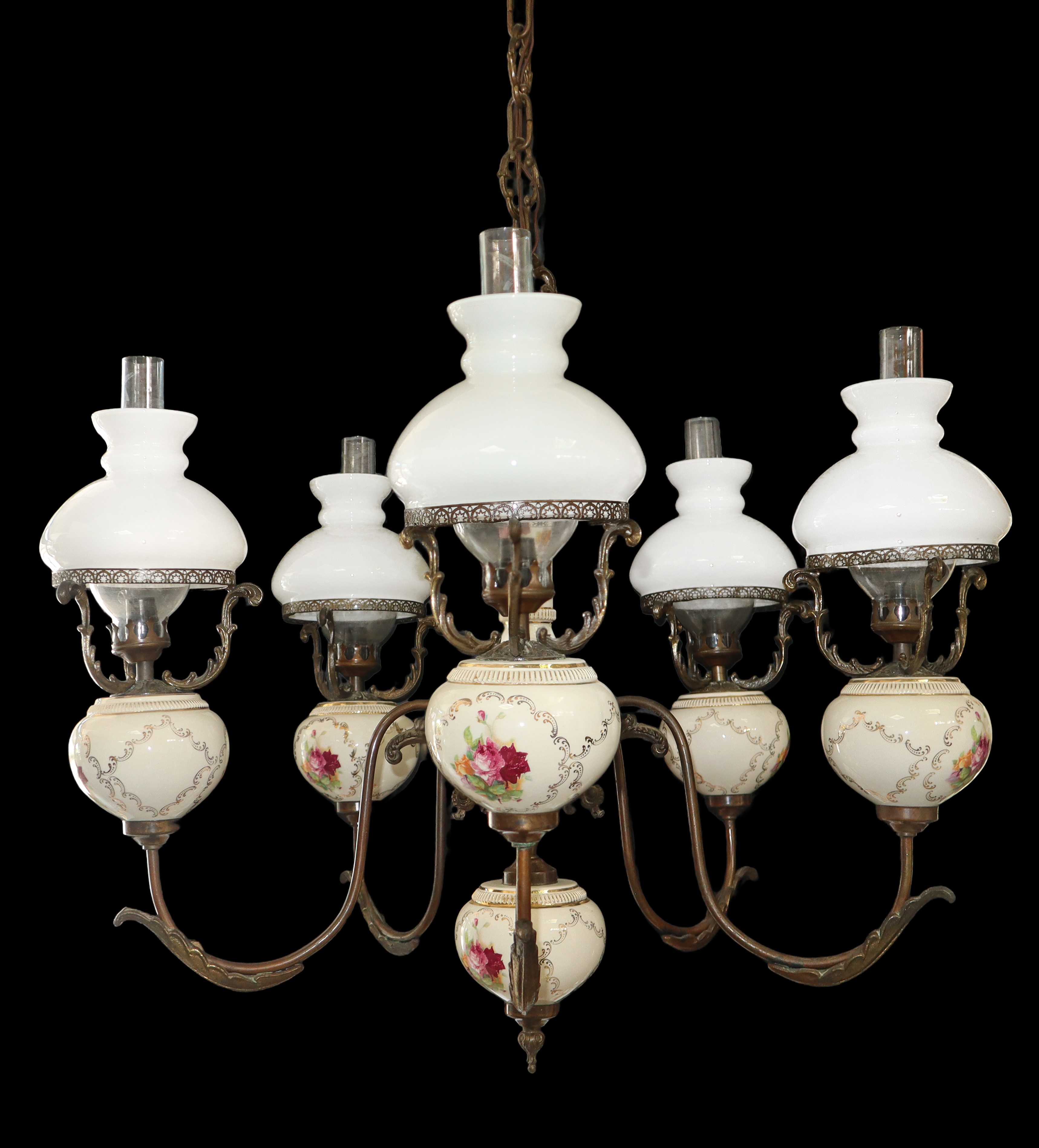 Lampadario in porcellana dipinta a 5 luci con struttura in metallo dorata con diffusori in opalin...