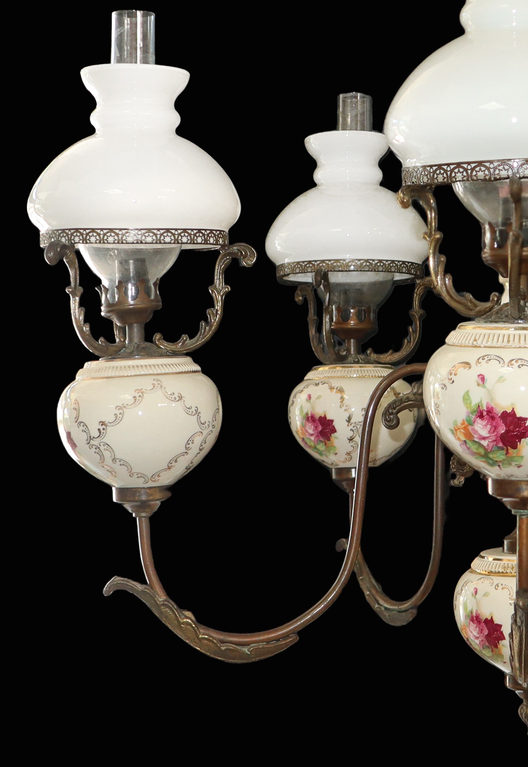 Lampadario in porcellana dipinta a 5 luci con struttura in metallo dorata con diffusori in opalin...