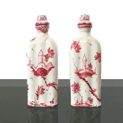 Coppia di Bottiglie in Maiolica Bianca con Castello e Motivi Floreali Rosa