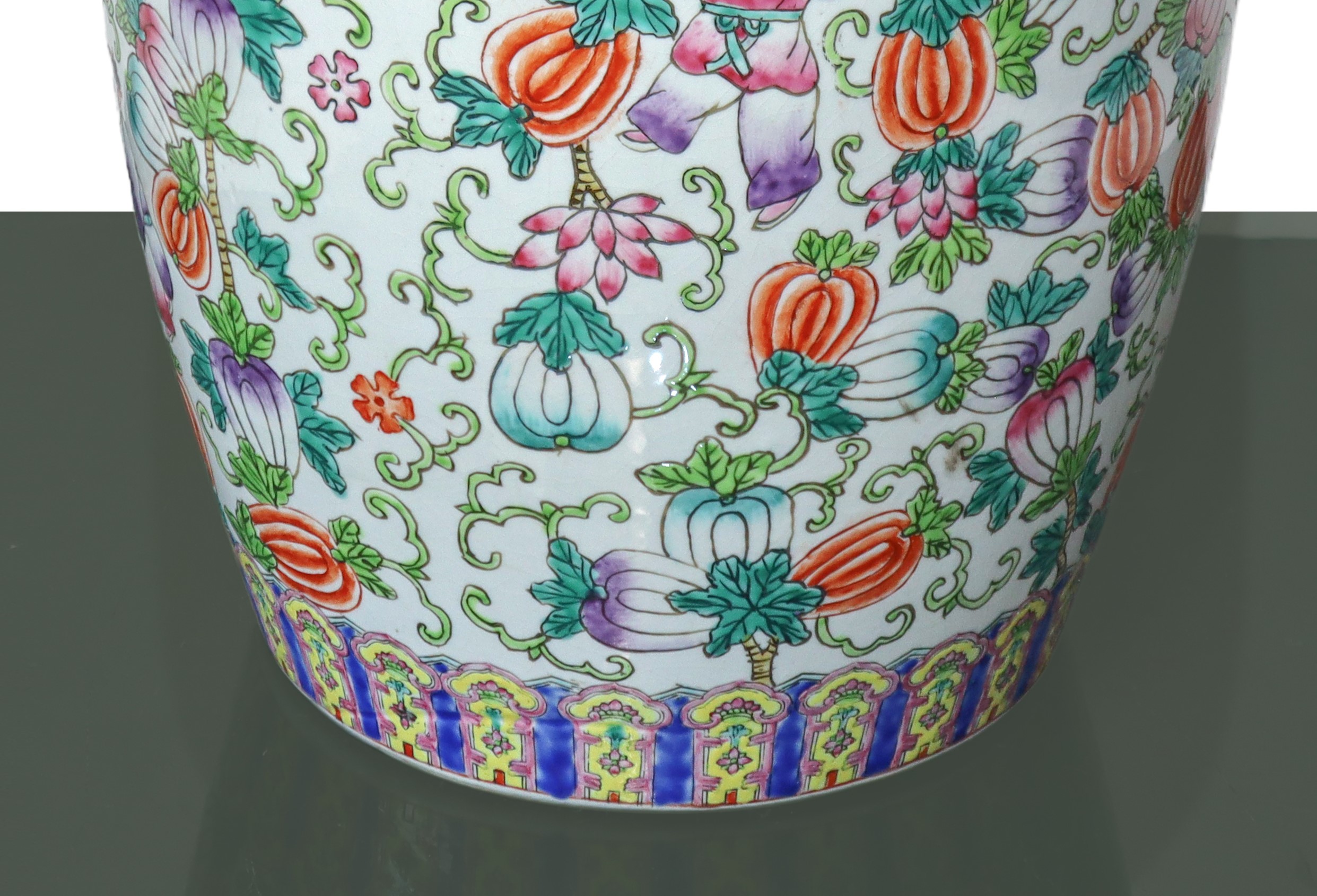 Poutiche cinese a motivi floreali con personaggi