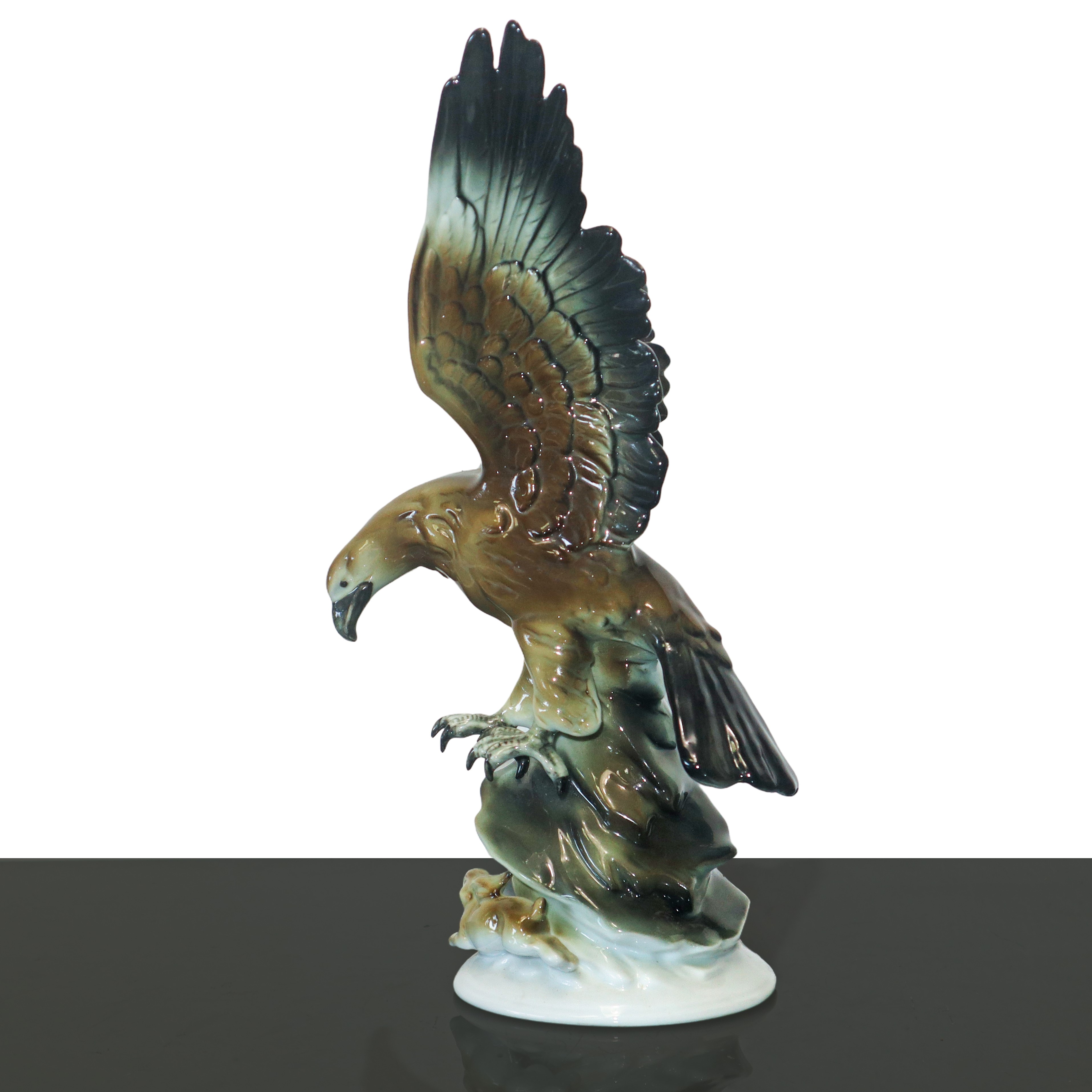 Aquila che Afferra un Coniglio, Scultura in Porcellana
