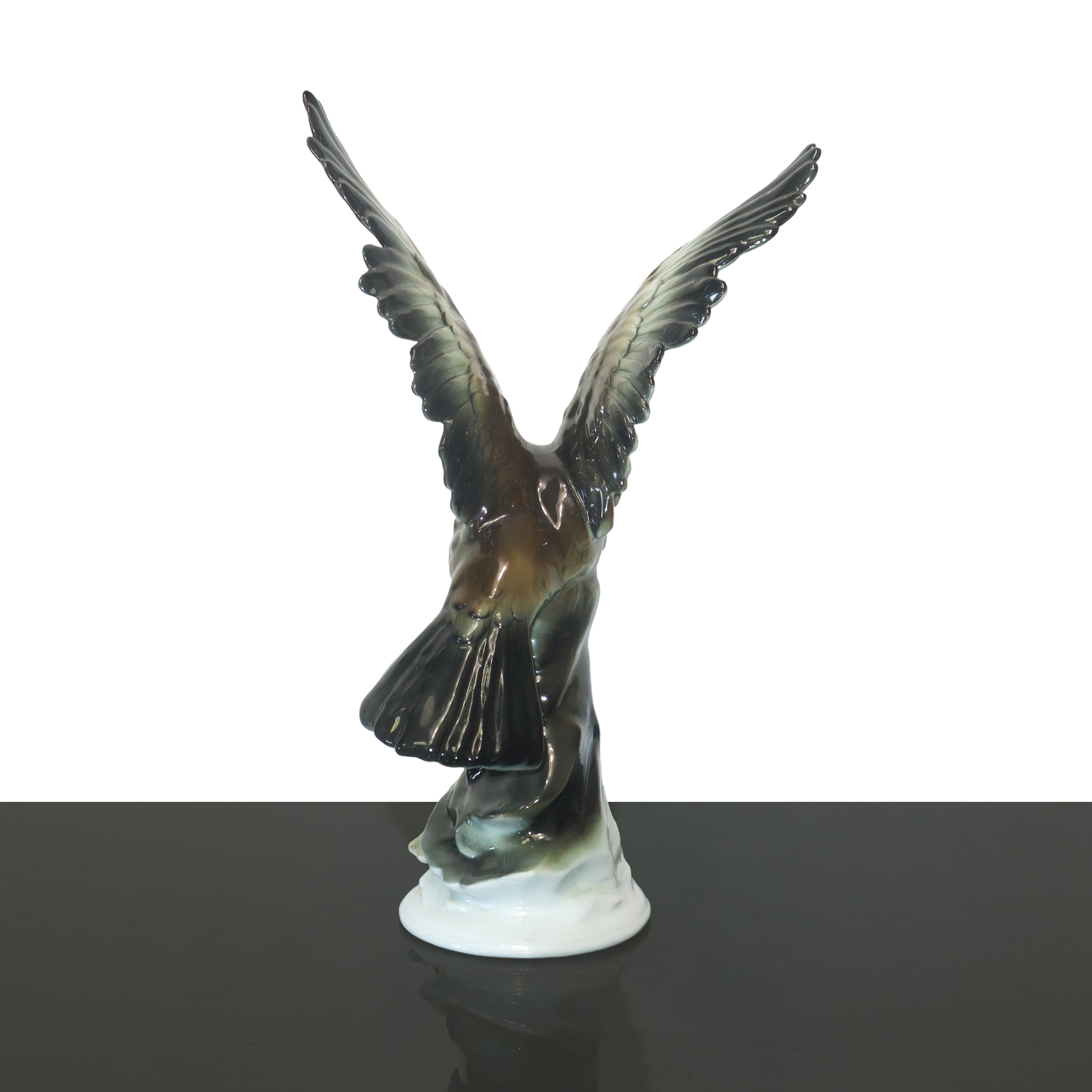 Aquila che Afferra un Coniglio, Scultura in Porcellana